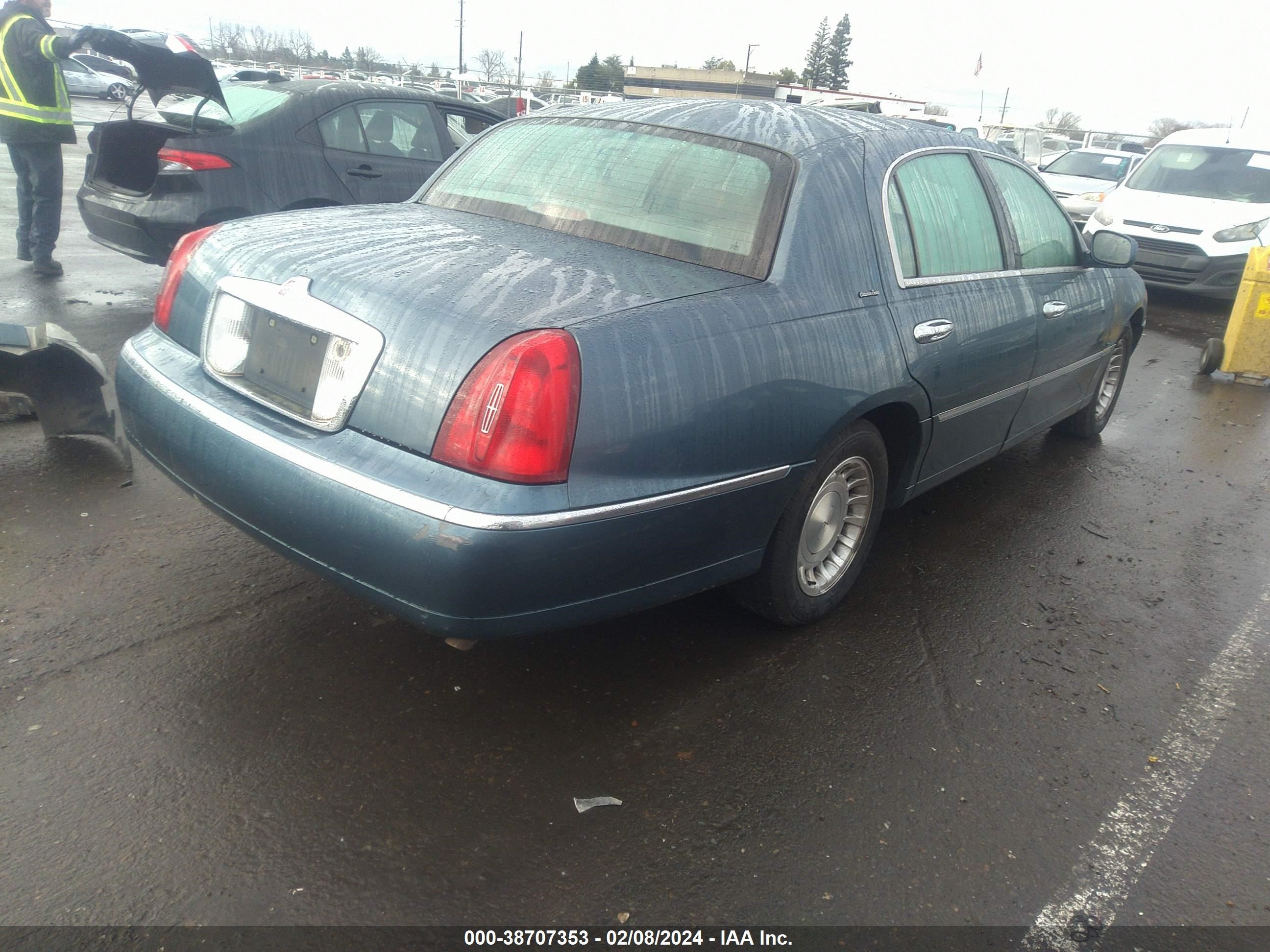 Photo 3 VIN: 1LNHM81W31Y732520 - LINCOLN TOWN CAR 