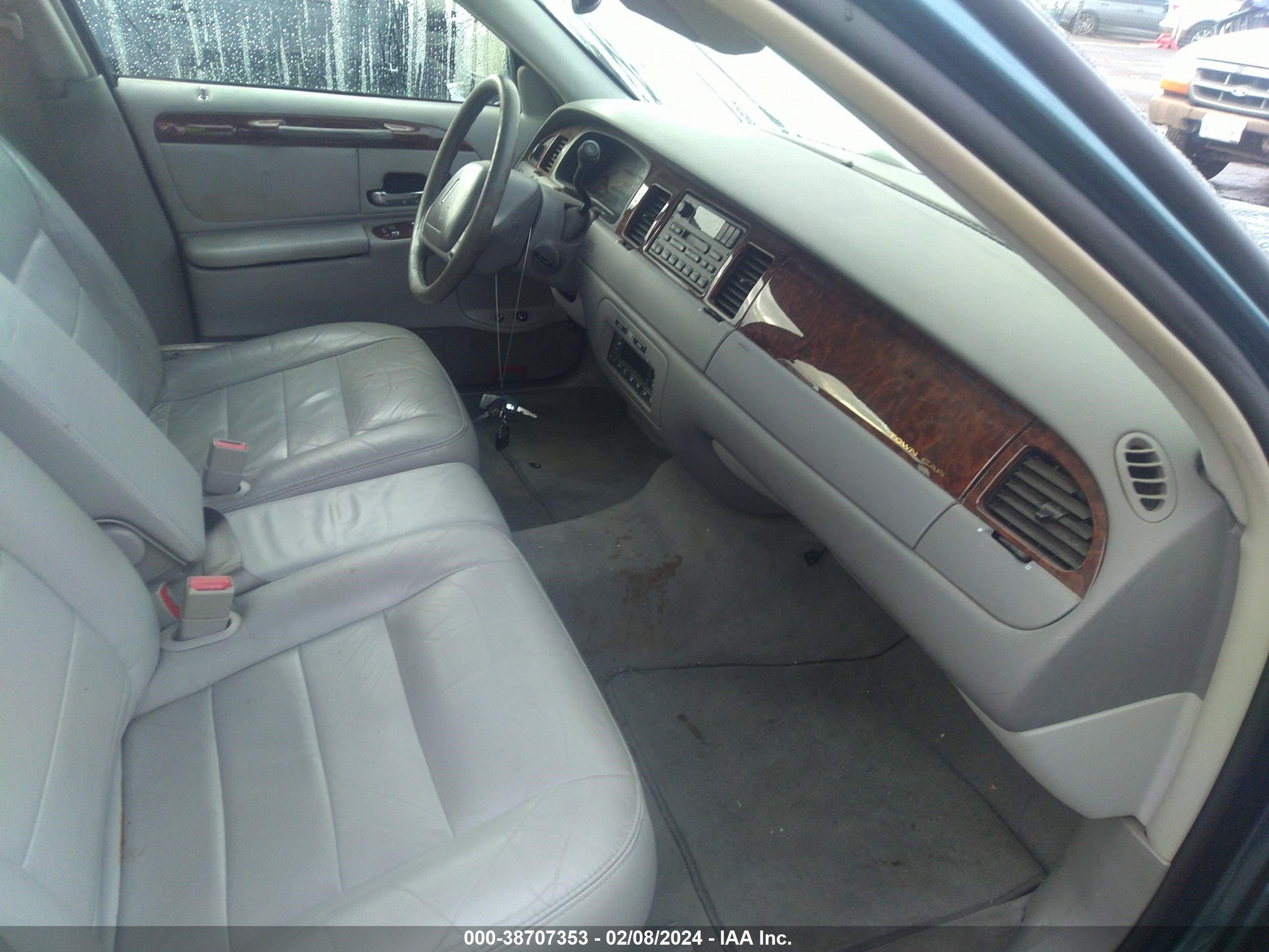 Photo 4 VIN: 1LNHM81W31Y732520 - LINCOLN TOWN CAR 