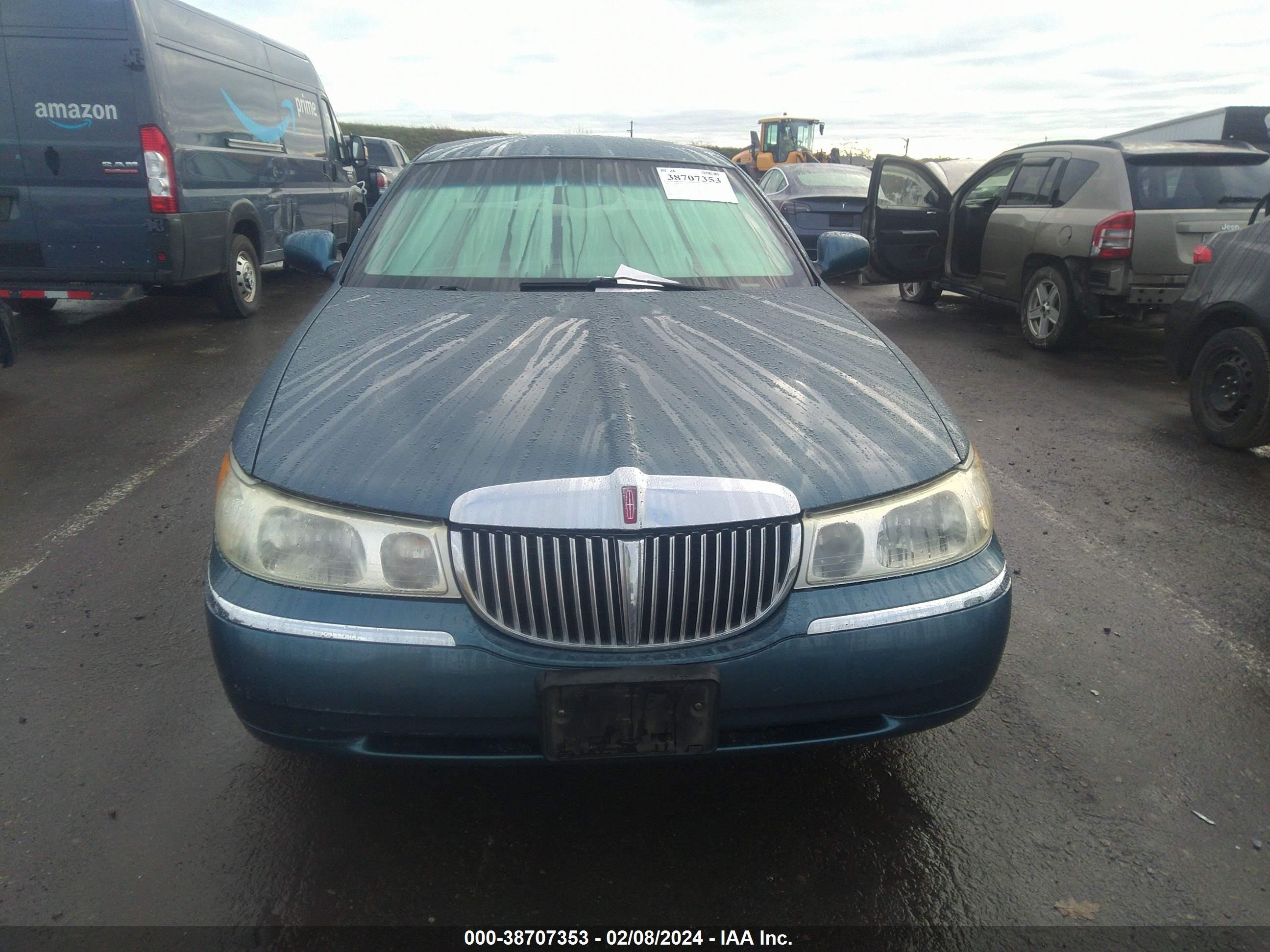 Photo 5 VIN: 1LNHM81W31Y732520 - LINCOLN TOWN CAR 