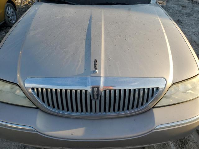 Photo 10 VIN: 1LNHM81W33Y639757 - LINCOLN TOWN CAR E 