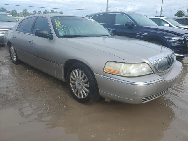 Photo 3 VIN: 1LNHM81W33Y639757 - LINCOLN TOWN CAR E 