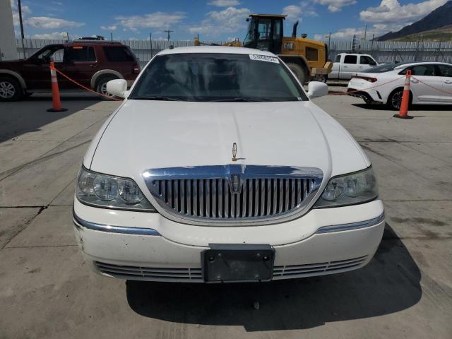 Photo 4 VIN: 1LNHM81W33Y687937 - LINCOLN TOWNCAR 