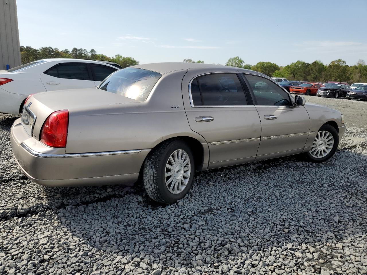 Photo 2 VIN: 1LNHM81W33Y689901 - LINCOLN TOWN CAR 