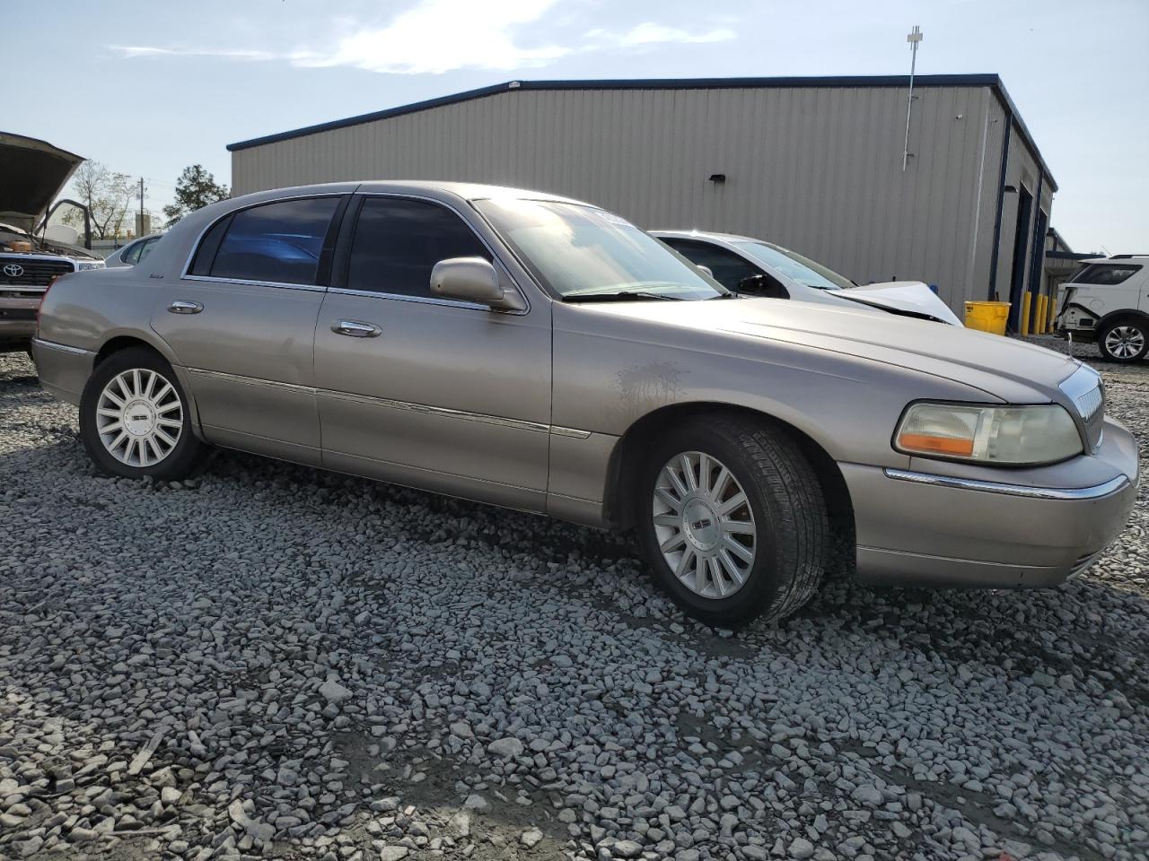 Photo 3 VIN: 1LNHM81W33Y689901 - LINCOLN TOWN CAR 