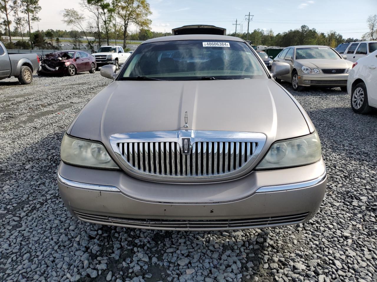 Photo 4 VIN: 1LNHM81W33Y689901 - LINCOLN TOWN CAR 