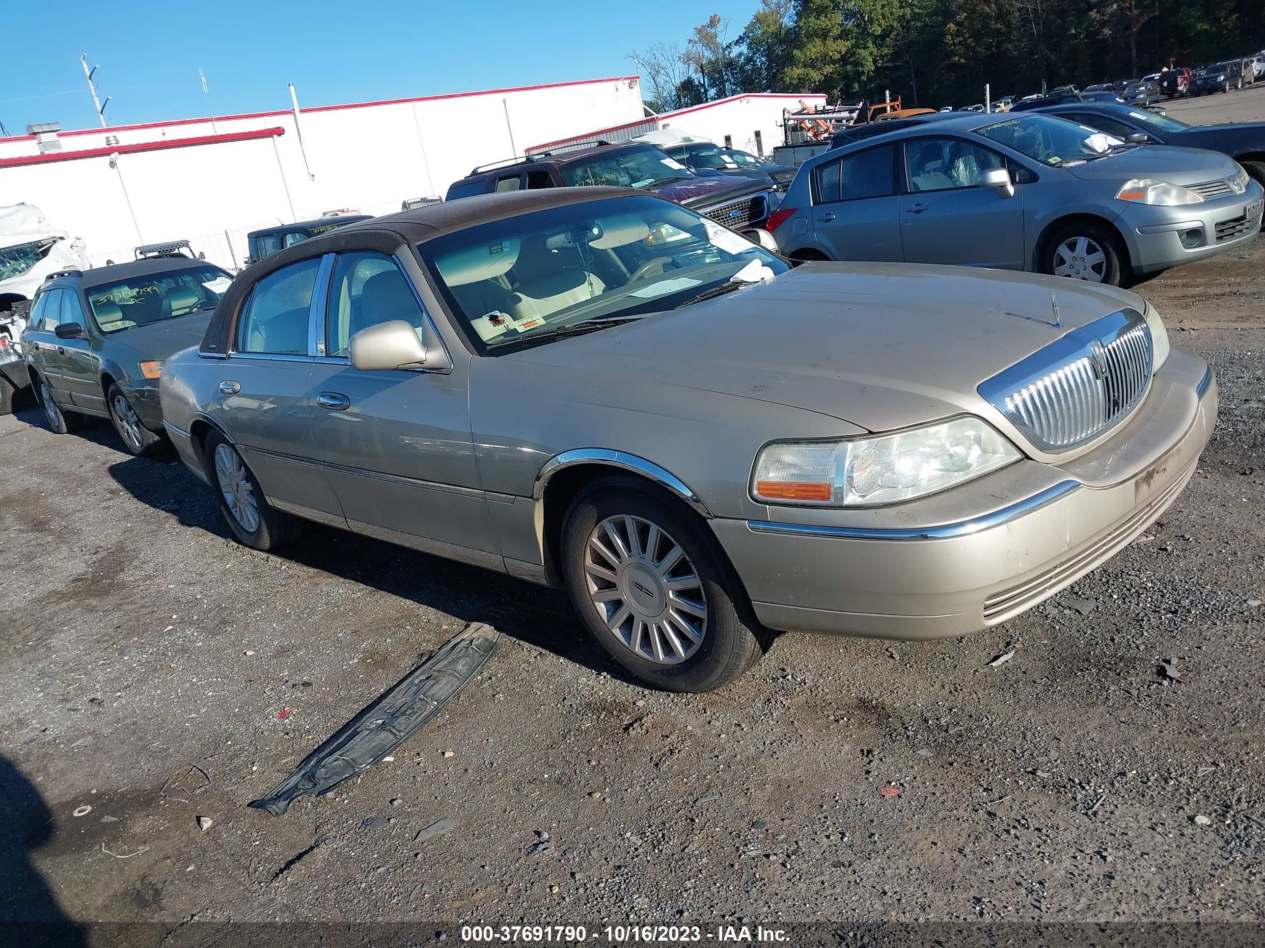 Photo 0 VIN: 1LNHM81W34Y680357 - LINCOLN TOWN CAR 