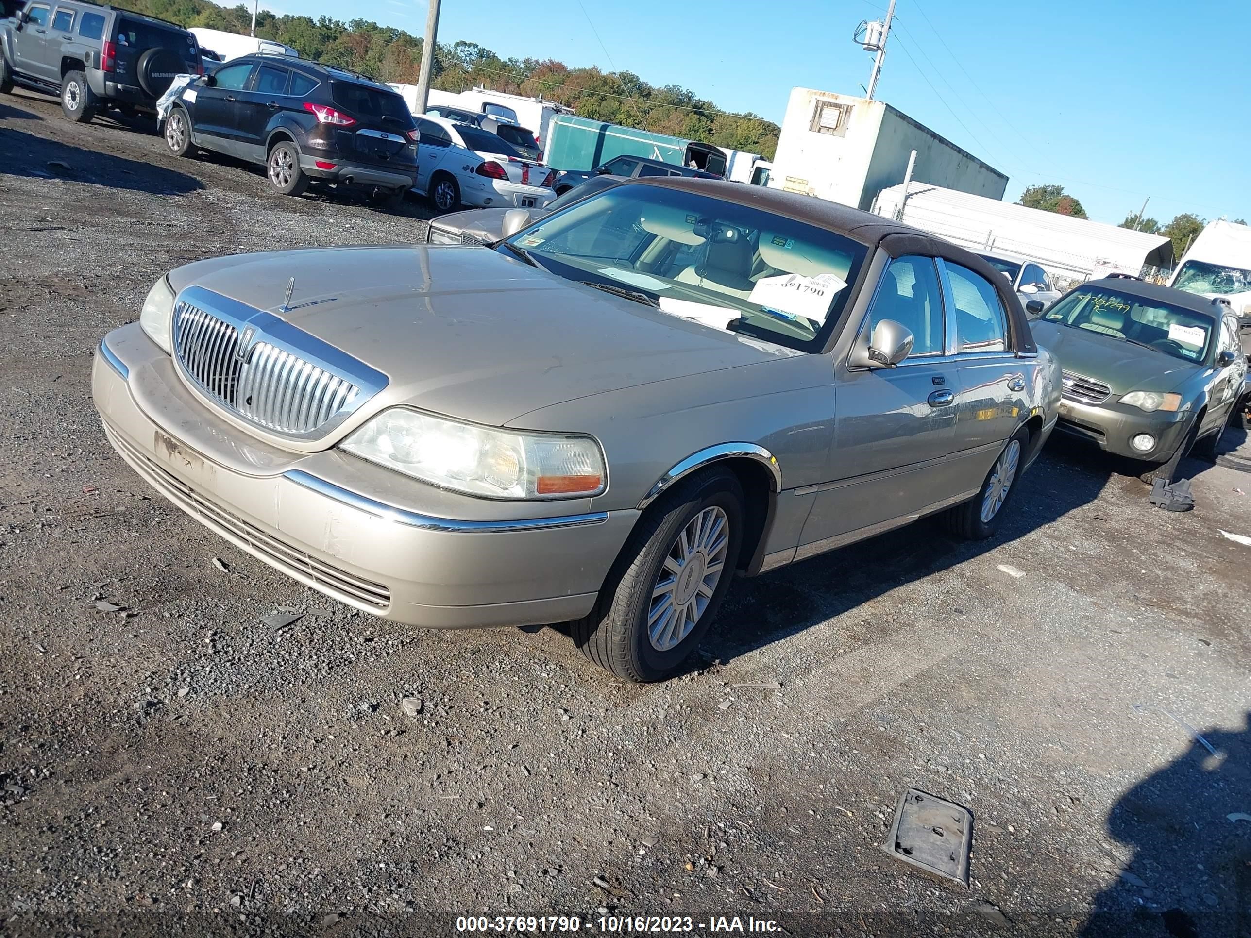 Photo 1 VIN: 1LNHM81W34Y680357 - LINCOLN TOWN CAR 