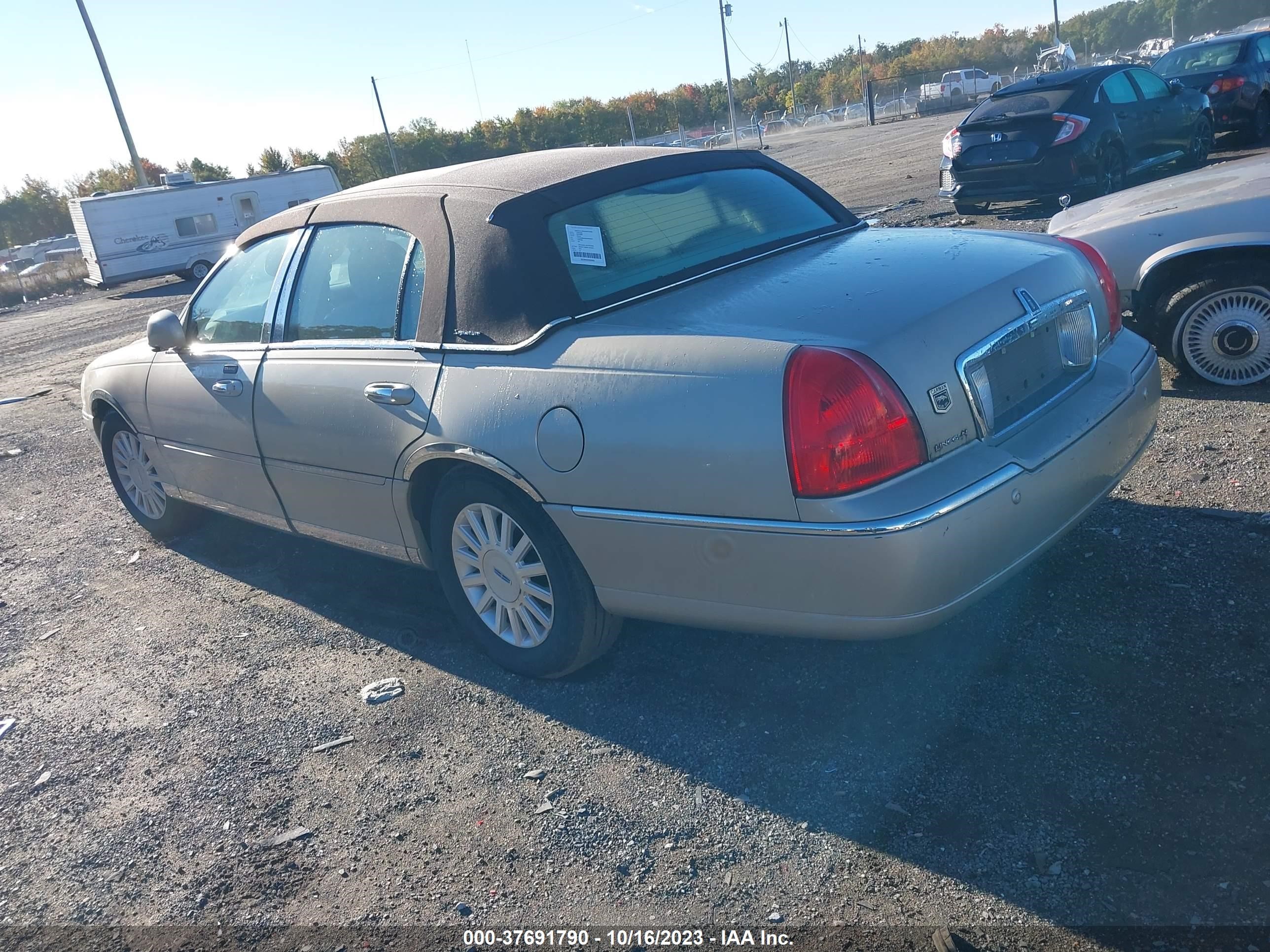 Photo 2 VIN: 1LNHM81W34Y680357 - LINCOLN TOWN CAR 