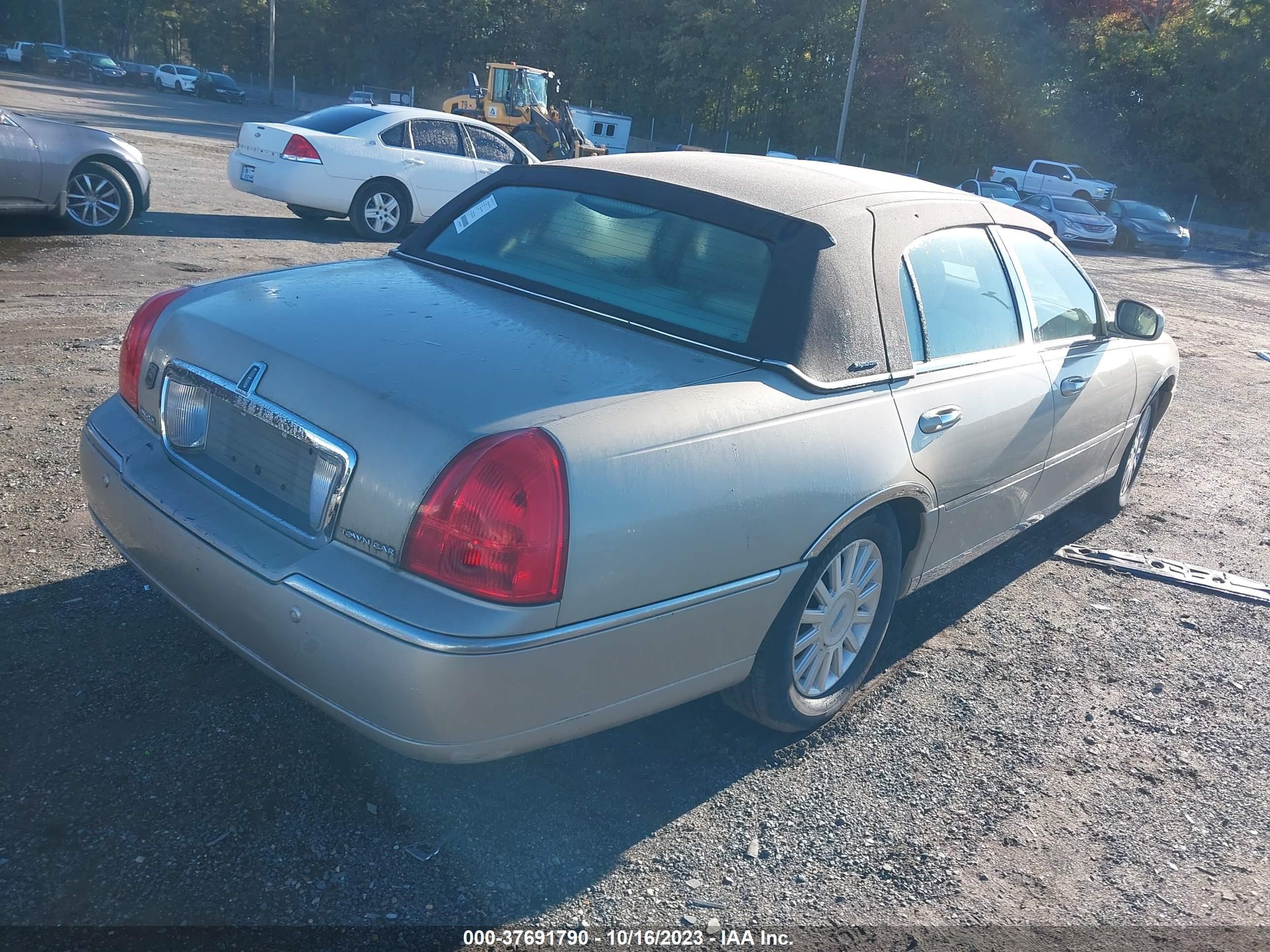 Photo 3 VIN: 1LNHM81W34Y680357 - LINCOLN TOWN CAR 