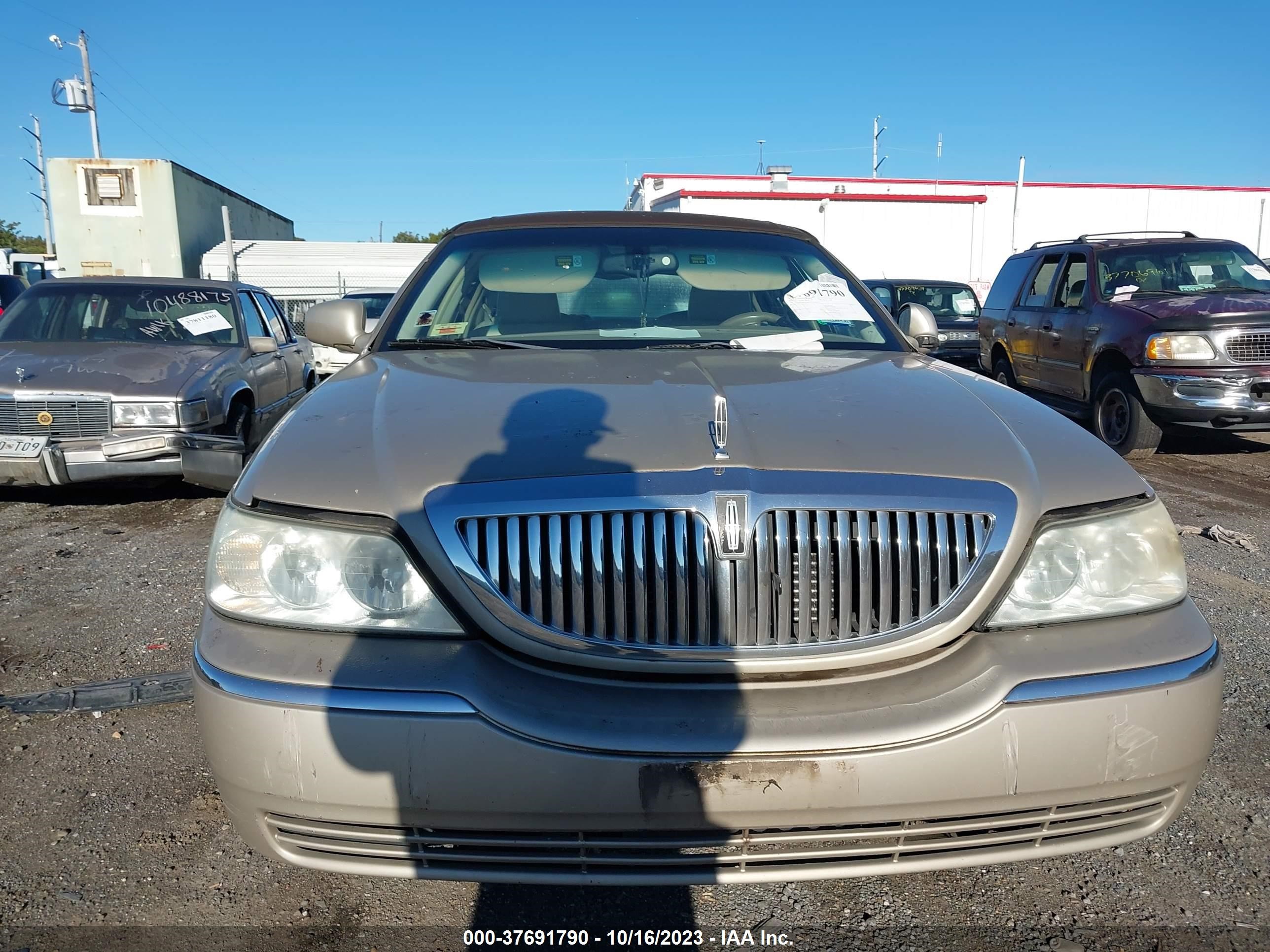 Photo 5 VIN: 1LNHM81W34Y680357 - LINCOLN TOWN CAR 