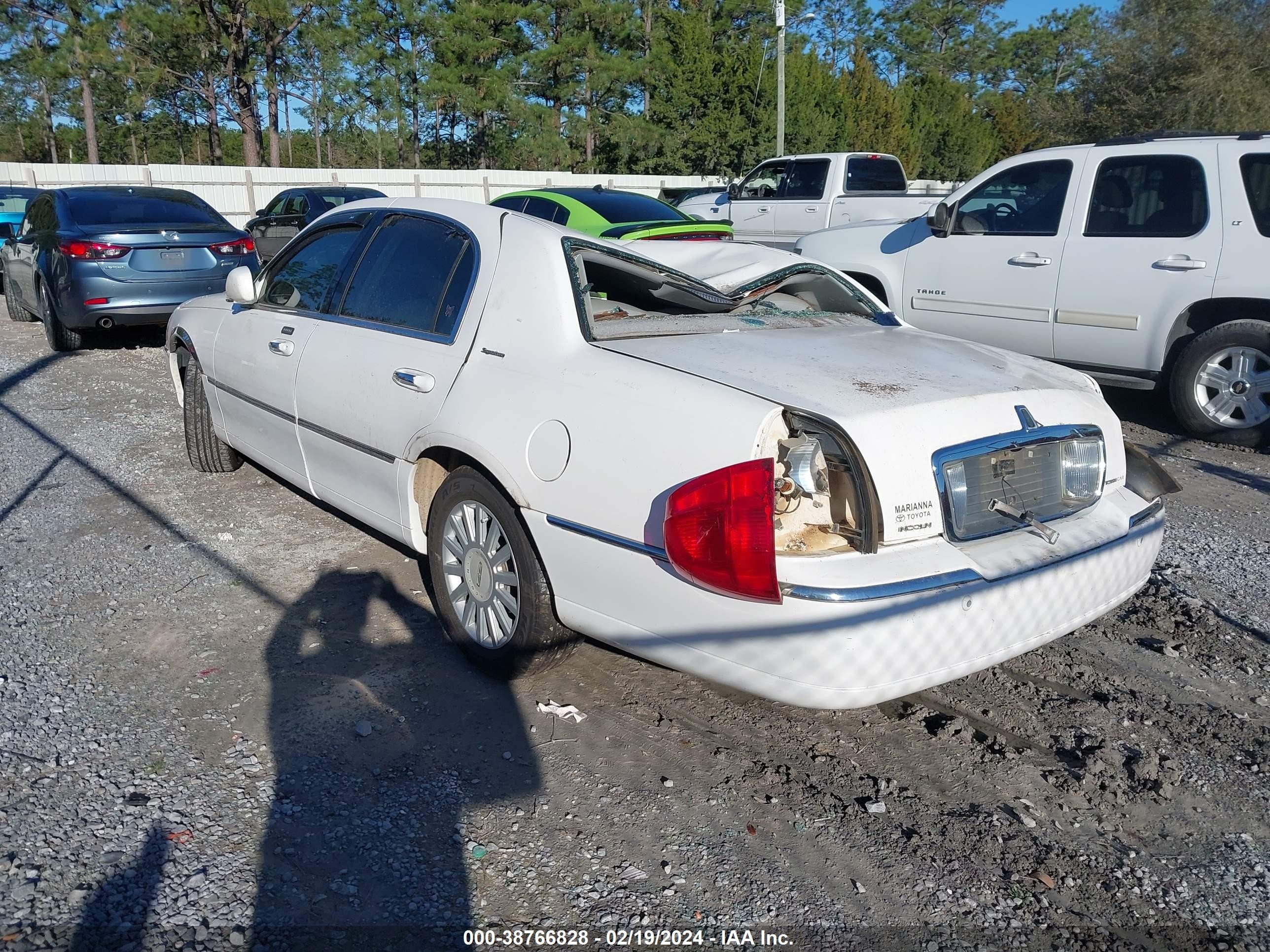 Photo 2 VIN: 1LNHM81W35Y657064 - LINCOLN TOWN CAR 