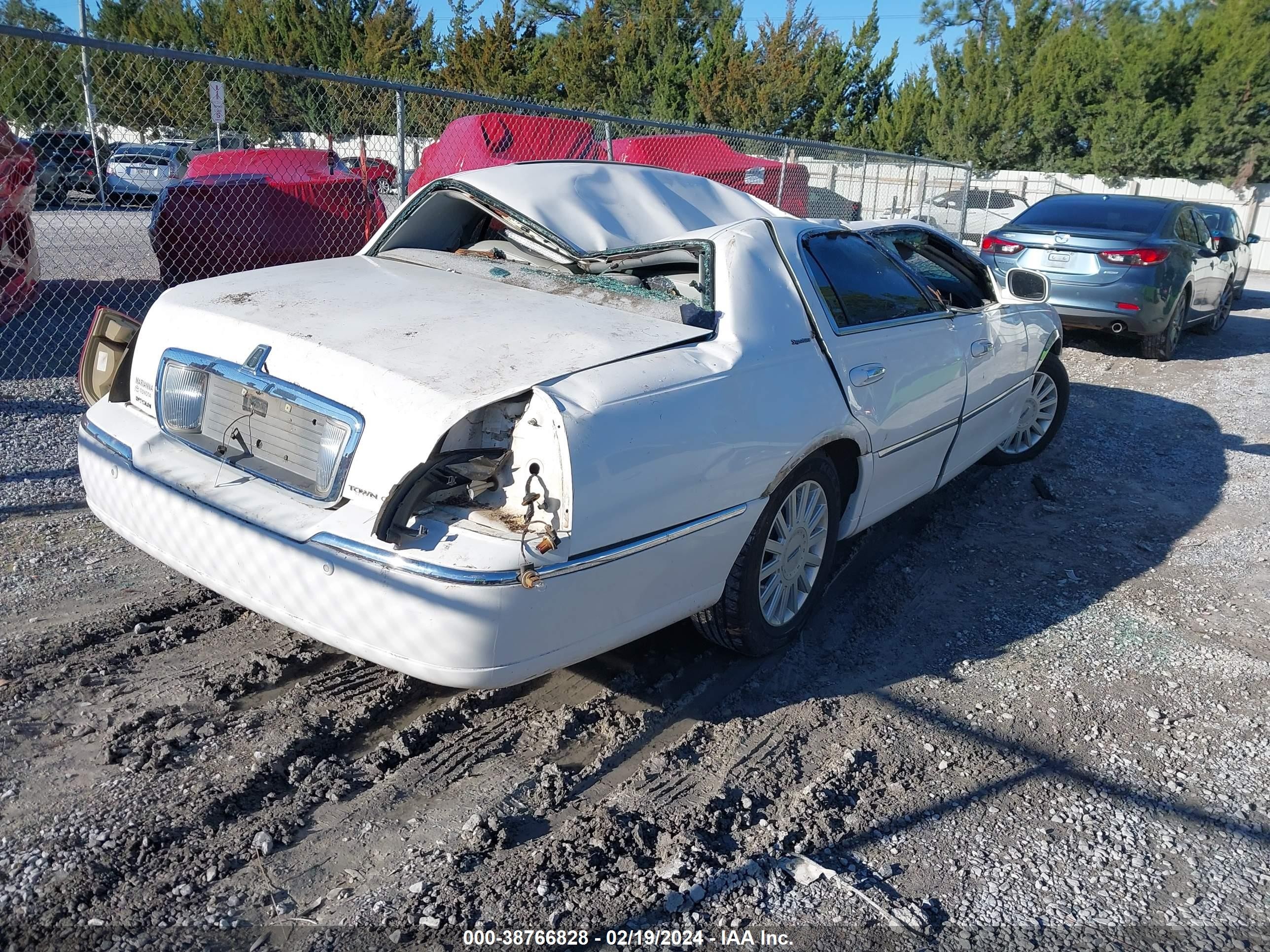 Photo 3 VIN: 1LNHM81W35Y657064 - LINCOLN TOWN CAR 