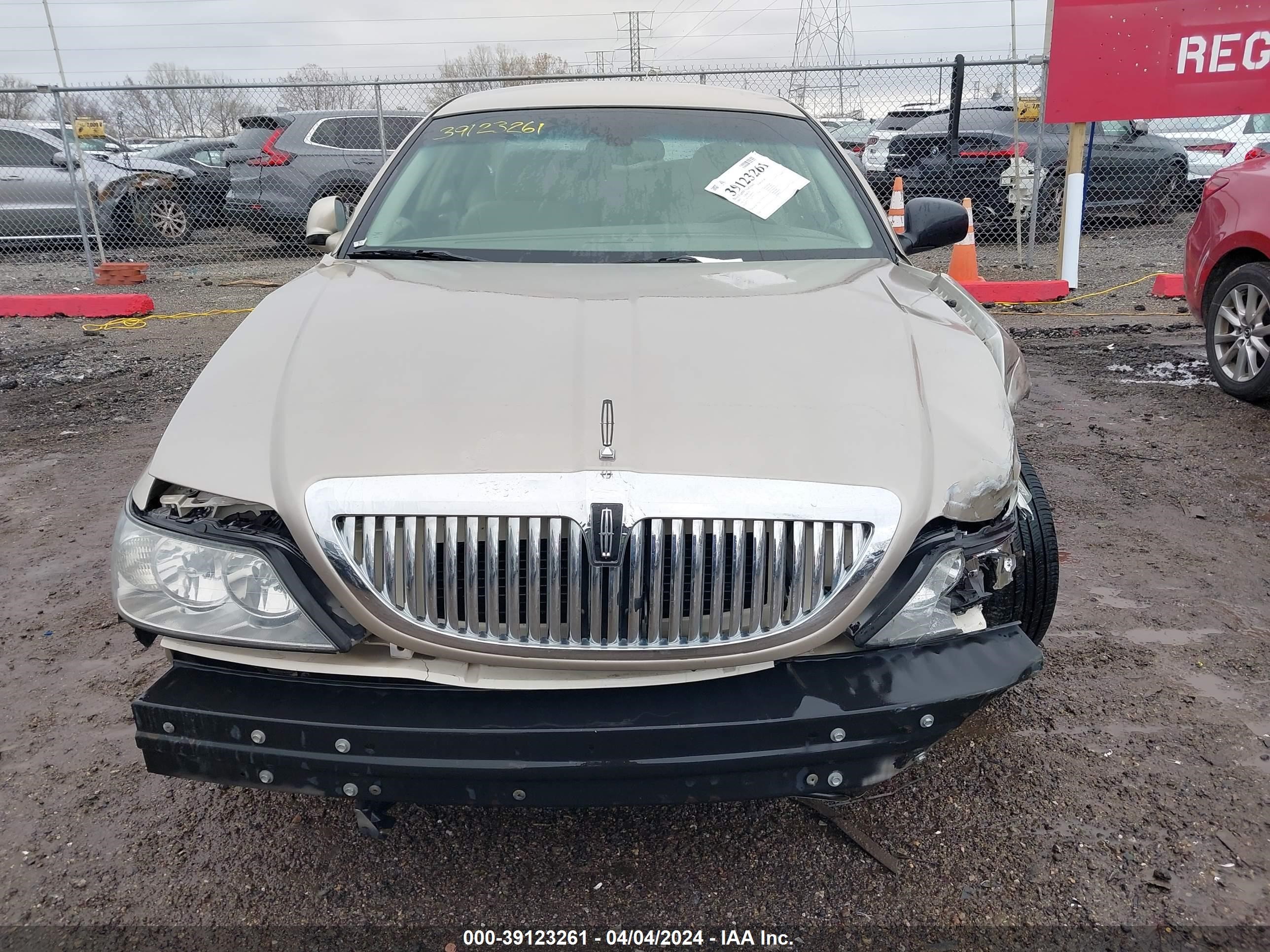 Photo 11 VIN: 1LNHM81W35Y670879 - LINCOLN TOWN CAR 