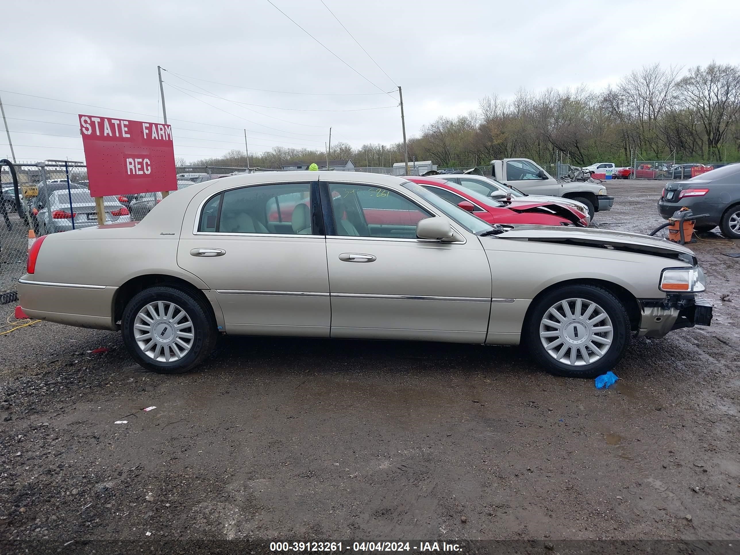 Photo 12 VIN: 1LNHM81W35Y670879 - LINCOLN TOWN CAR 