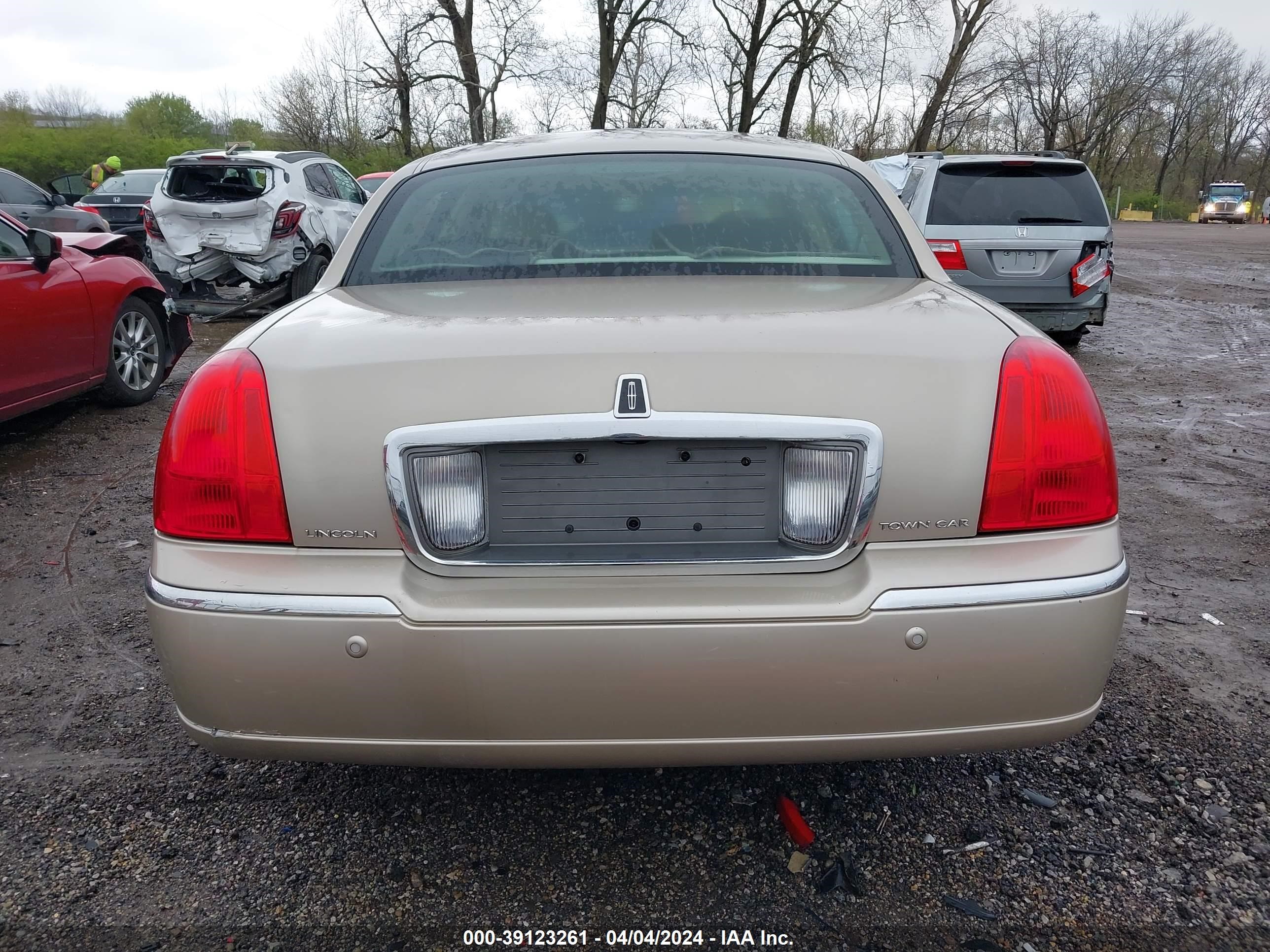 Photo 15 VIN: 1LNHM81W35Y670879 - LINCOLN TOWN CAR 