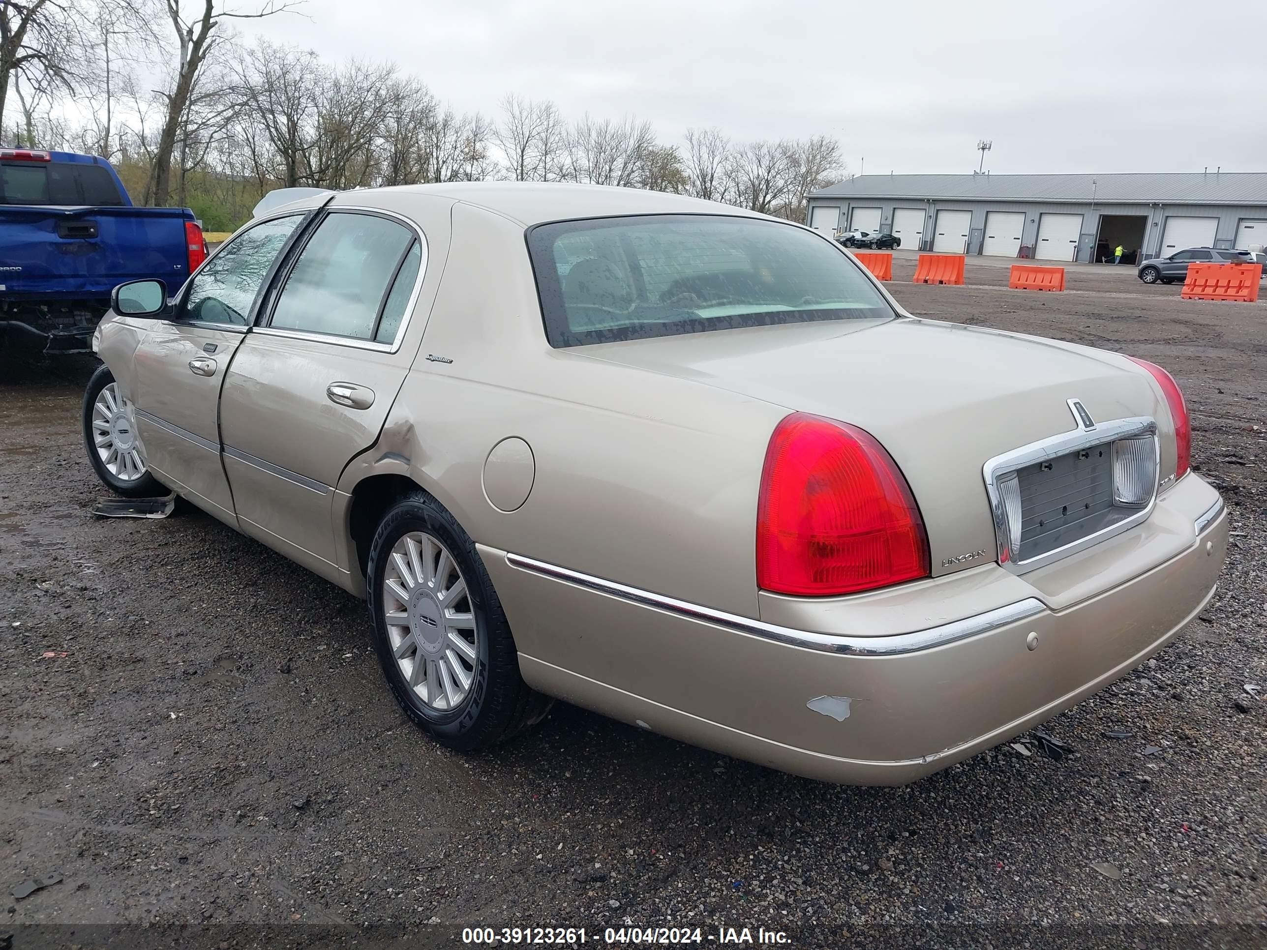 Photo 2 VIN: 1LNHM81W35Y670879 - LINCOLN TOWN CAR 