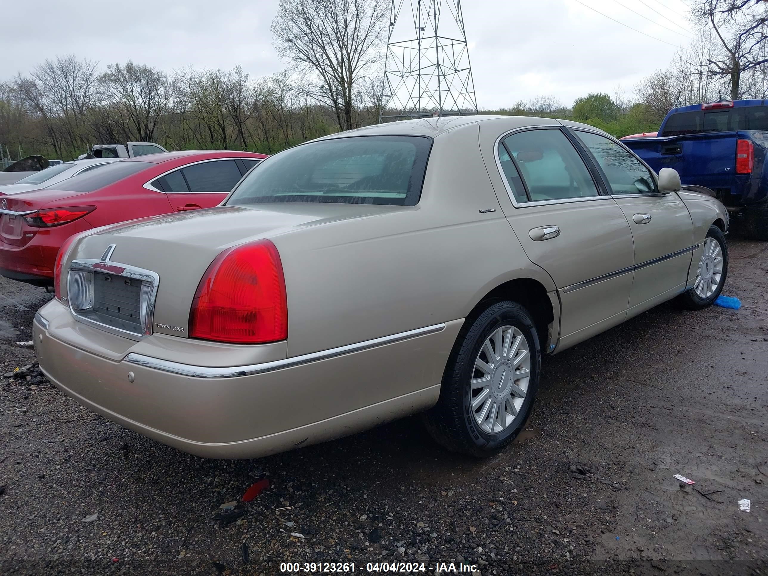 Photo 3 VIN: 1LNHM81W35Y670879 - LINCOLN TOWN CAR 