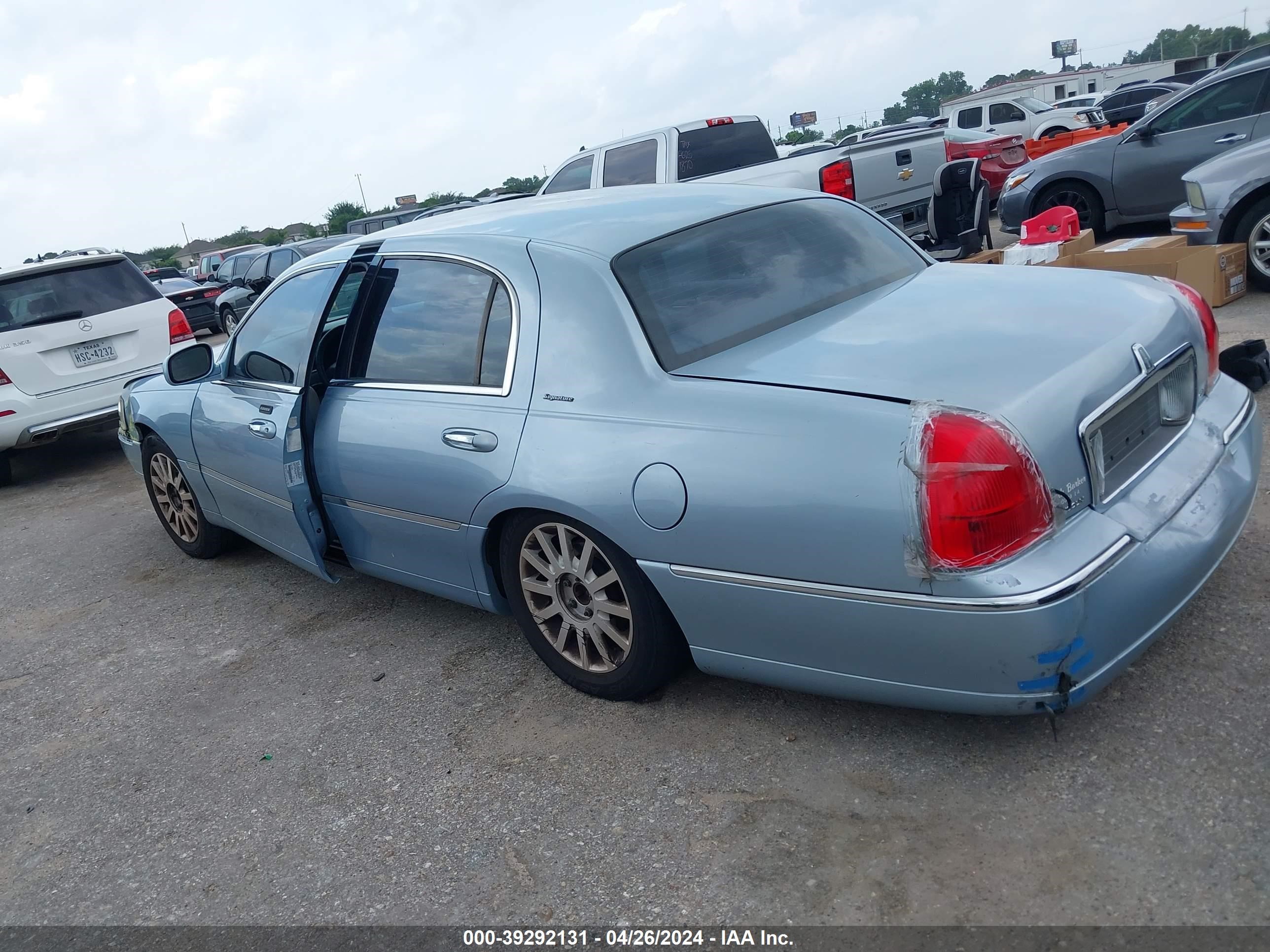 Photo 2 VIN: 1LNHM81W37Y613472 - LINCOLN TOWN CAR 