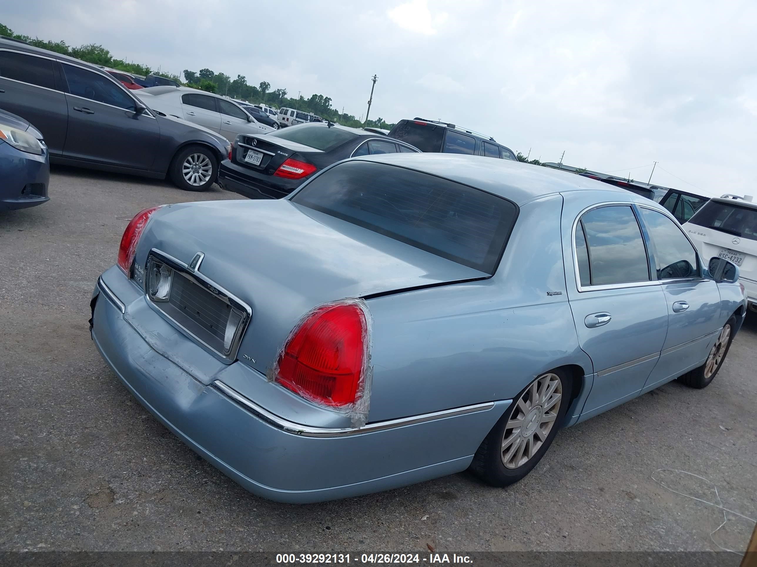 Photo 3 VIN: 1LNHM81W37Y613472 - LINCOLN TOWN CAR 