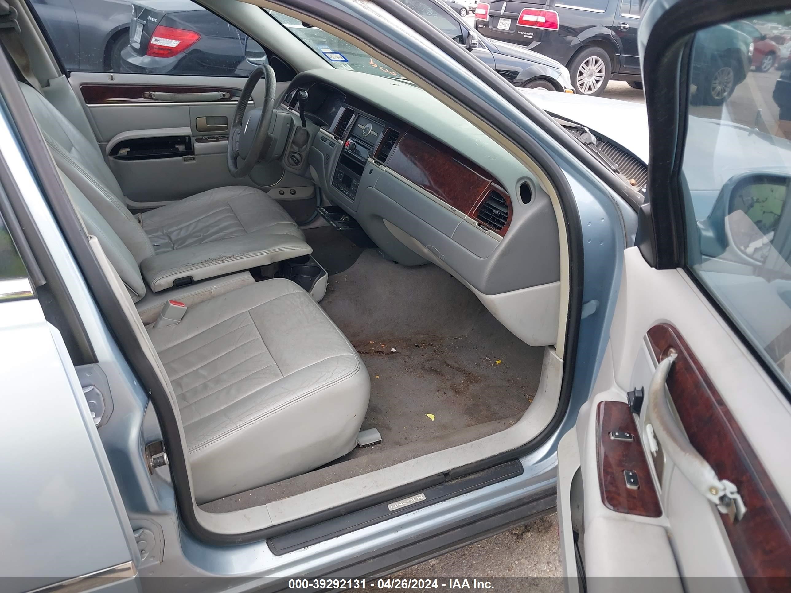 Photo 4 VIN: 1LNHM81W37Y613472 - LINCOLN TOWN CAR 