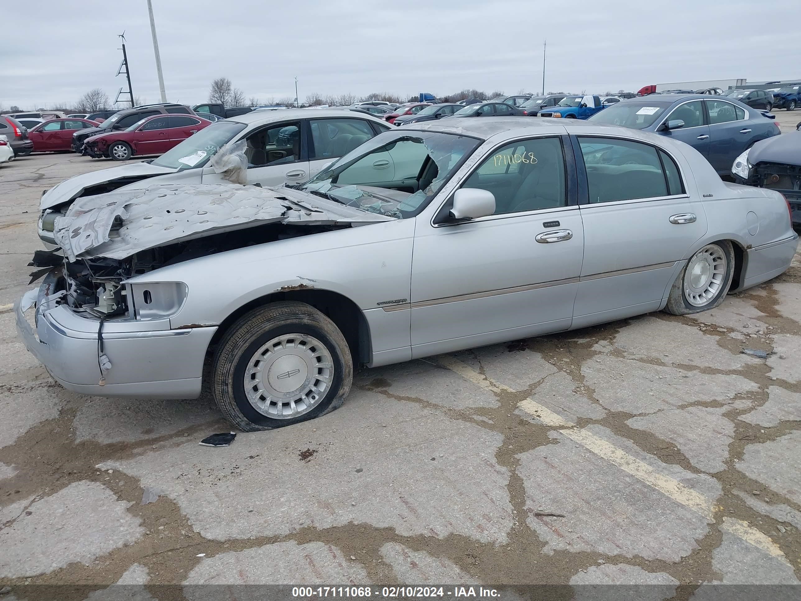 Photo 1 VIN: 1LNHM81W3YY876725 - LINCOLN TOWN CAR 