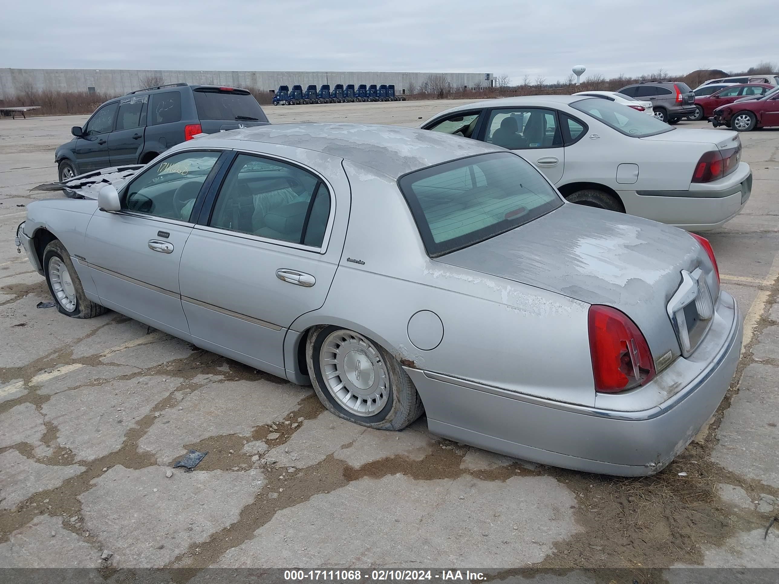 Photo 2 VIN: 1LNHM81W3YY876725 - LINCOLN TOWN CAR 