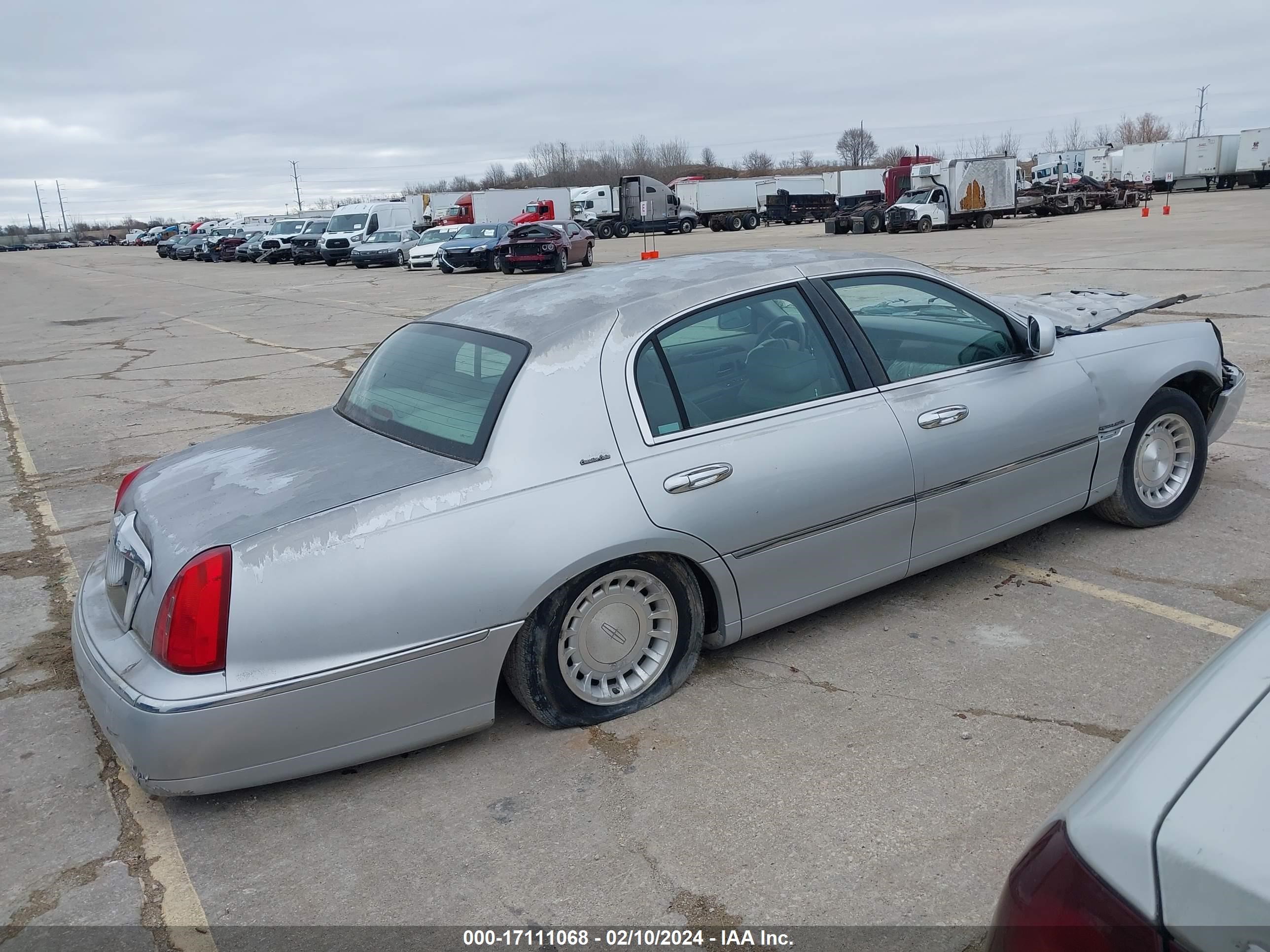 Photo 3 VIN: 1LNHM81W3YY876725 - LINCOLN TOWN CAR 