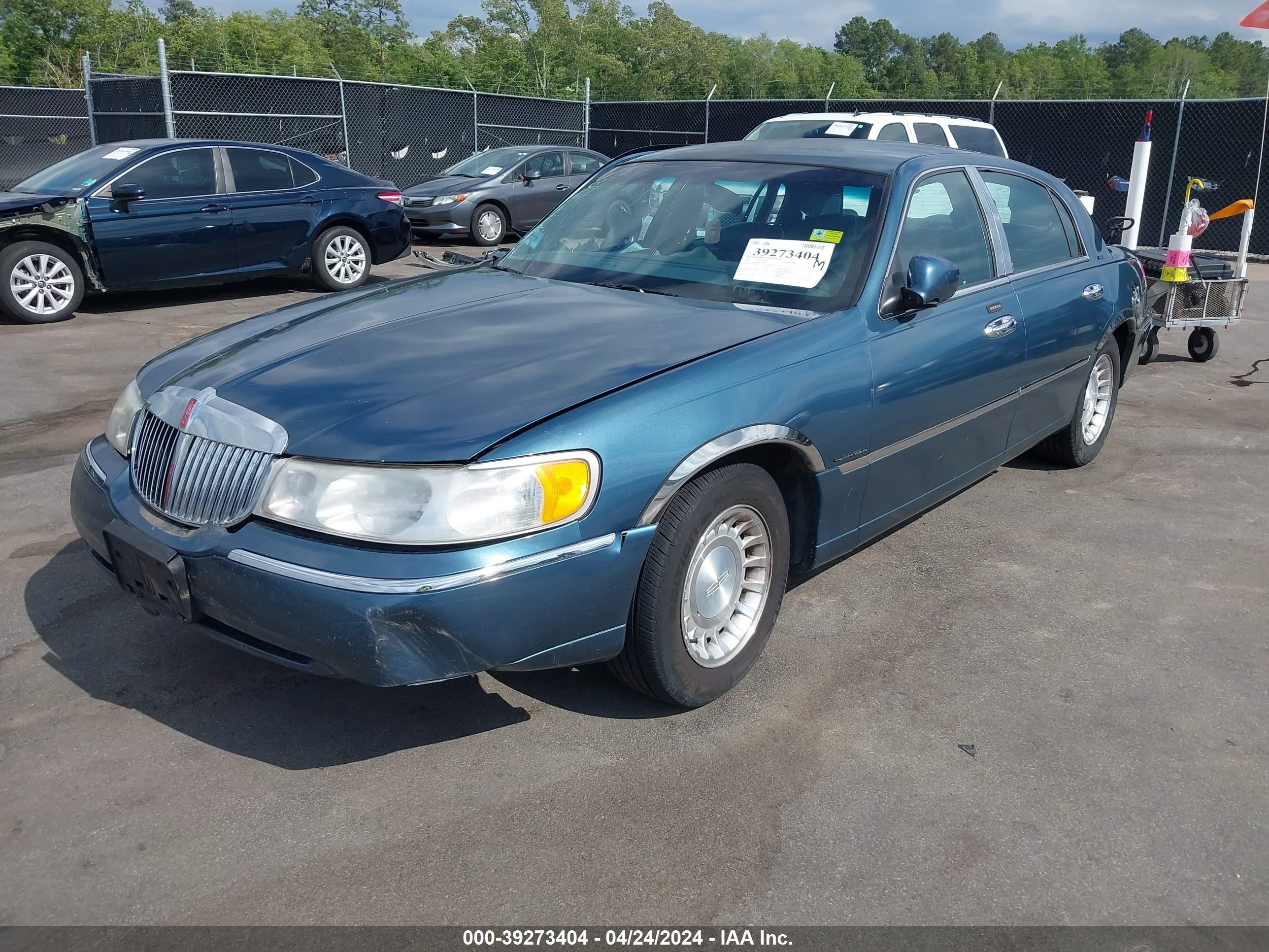 Photo 1 VIN: 1LNHM81W41Y656161 - LINCOLN TOWN CAR 