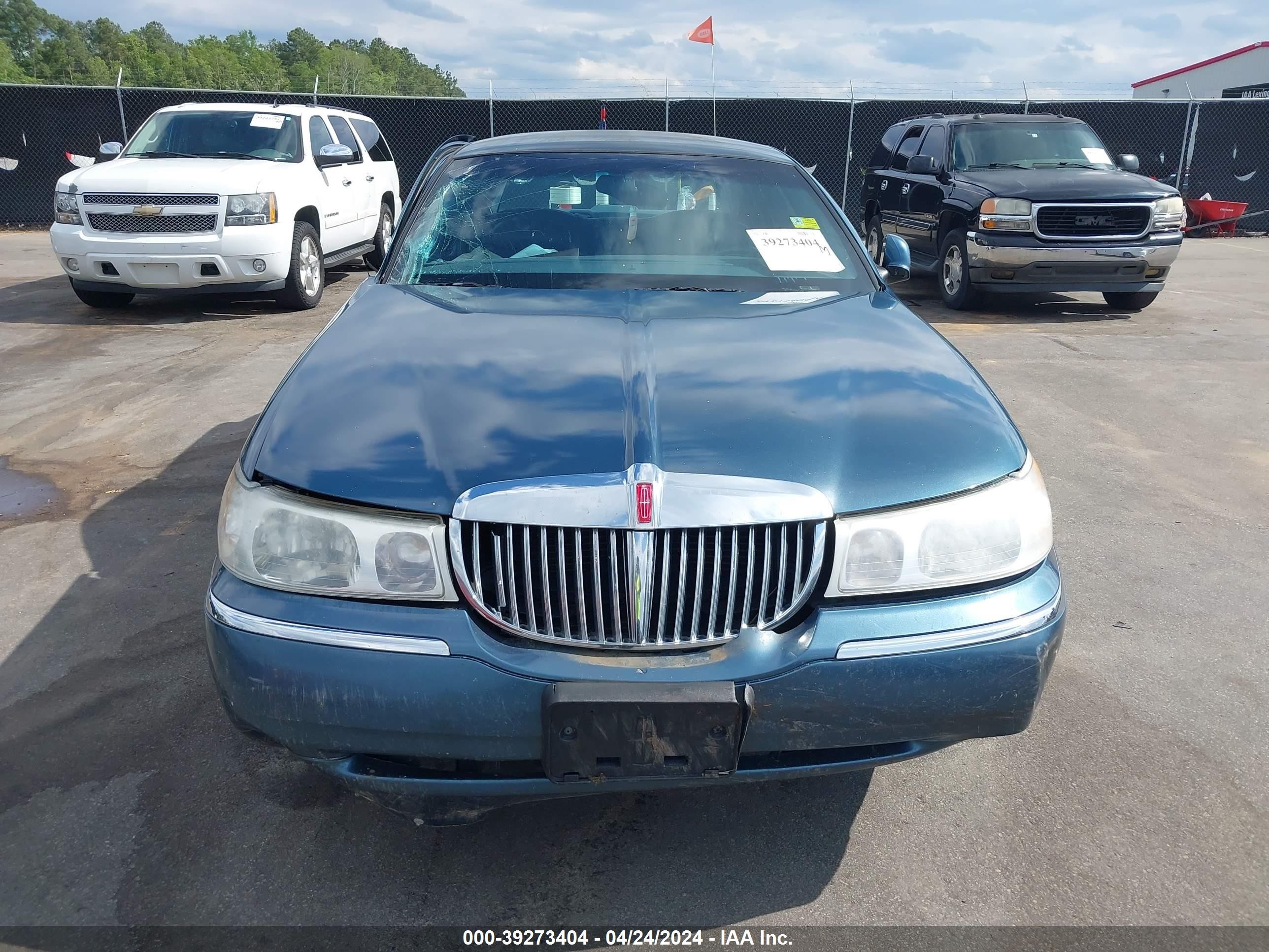 Photo 10 VIN: 1LNHM81W41Y656161 - LINCOLN TOWN CAR 