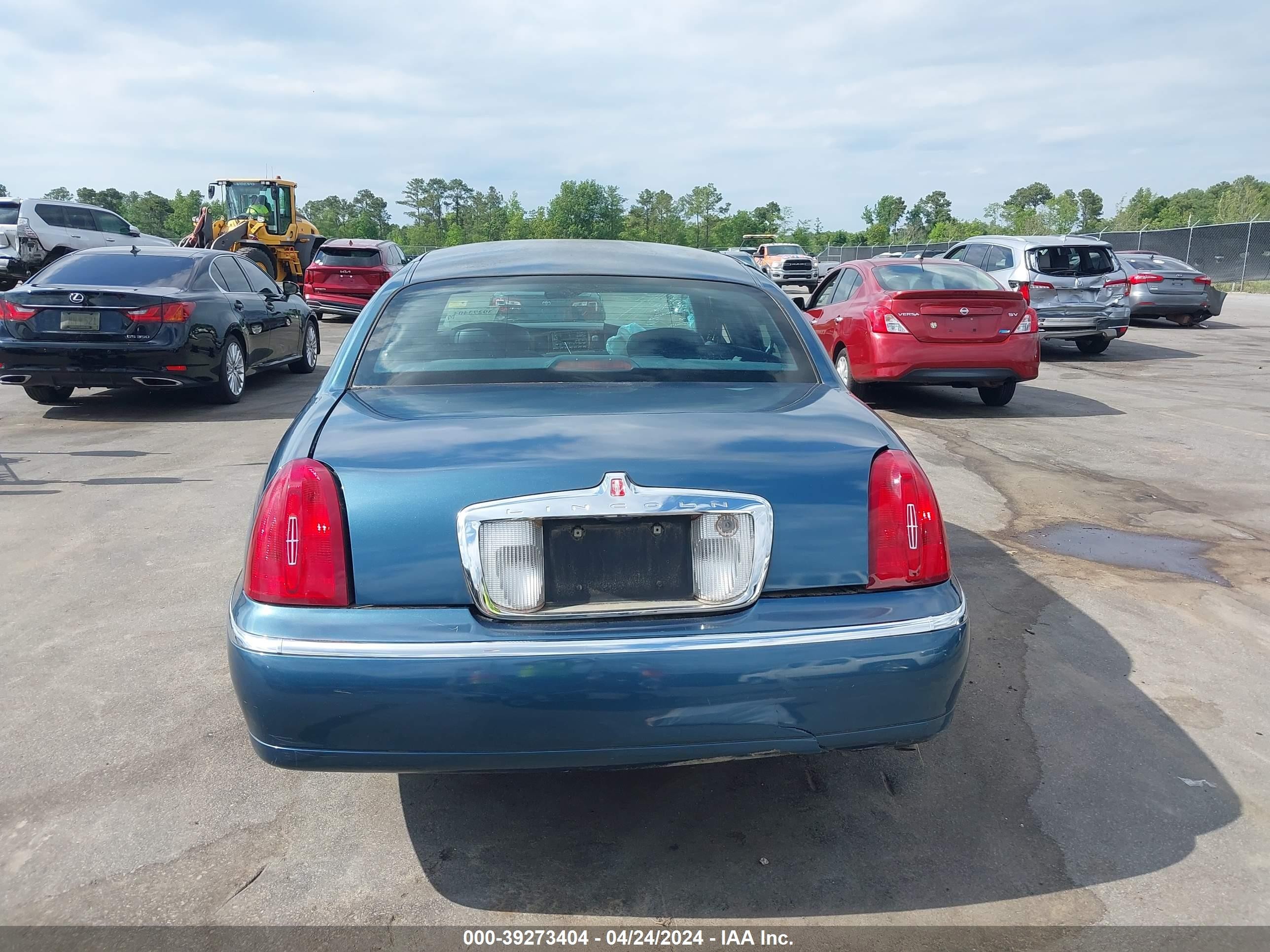 Photo 14 VIN: 1LNHM81W41Y656161 - LINCOLN TOWN CAR 