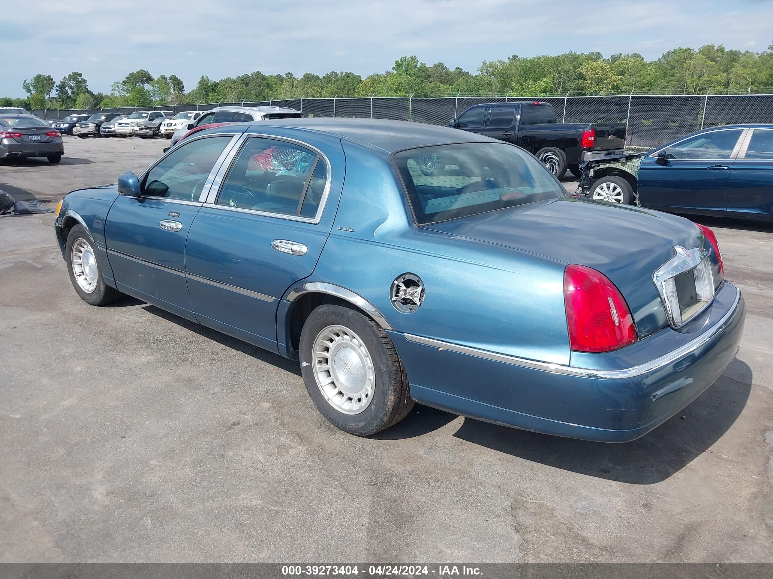 Photo 2 VIN: 1LNHM81W41Y656161 - LINCOLN TOWN CAR 