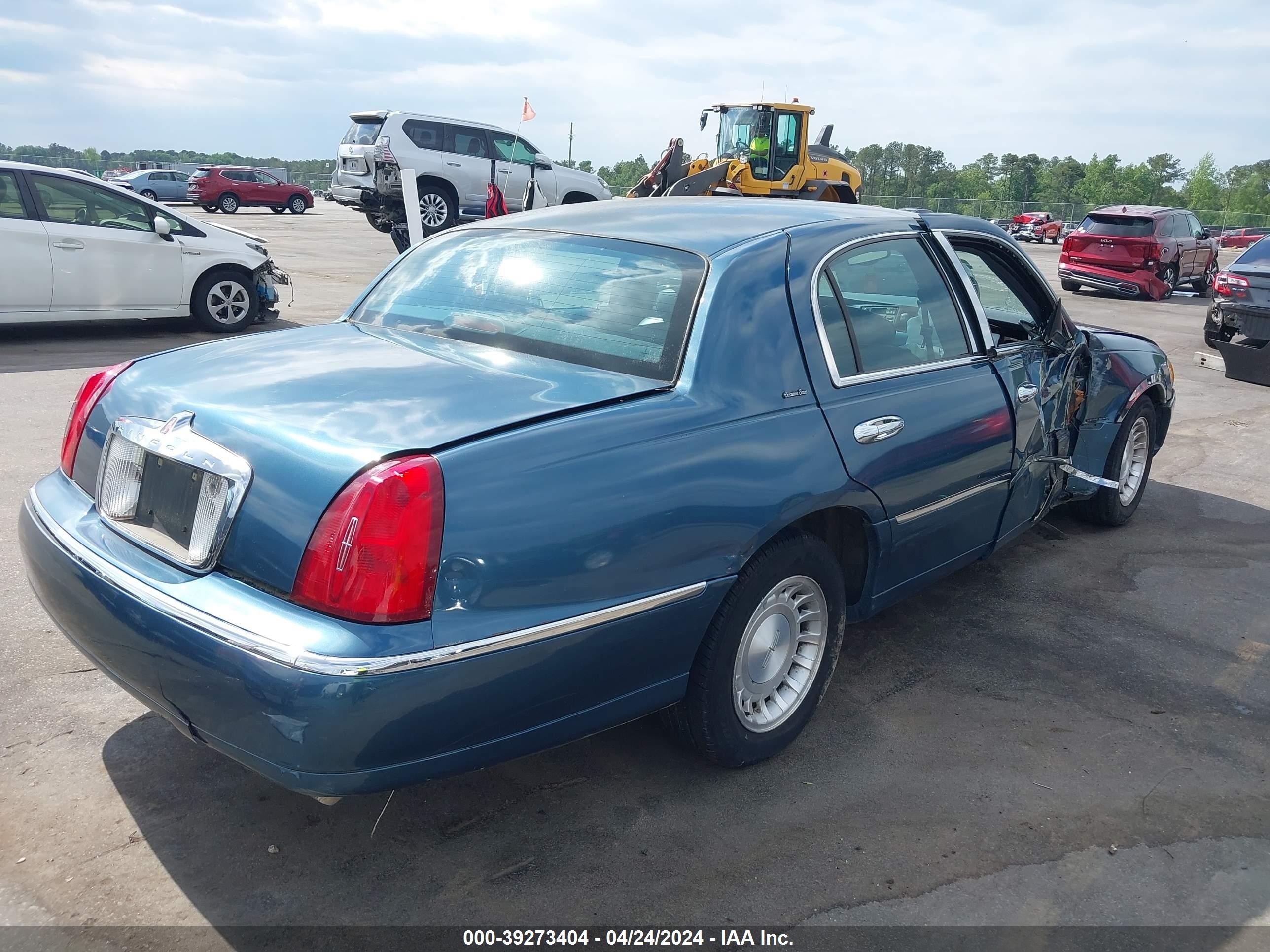 Photo 3 VIN: 1LNHM81W41Y656161 - LINCOLN TOWN CAR 