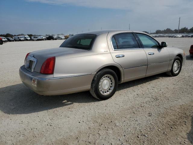 Photo 2 VIN: 1LNHM81W42Y658364 - LINCOLN TOWN CAR E 