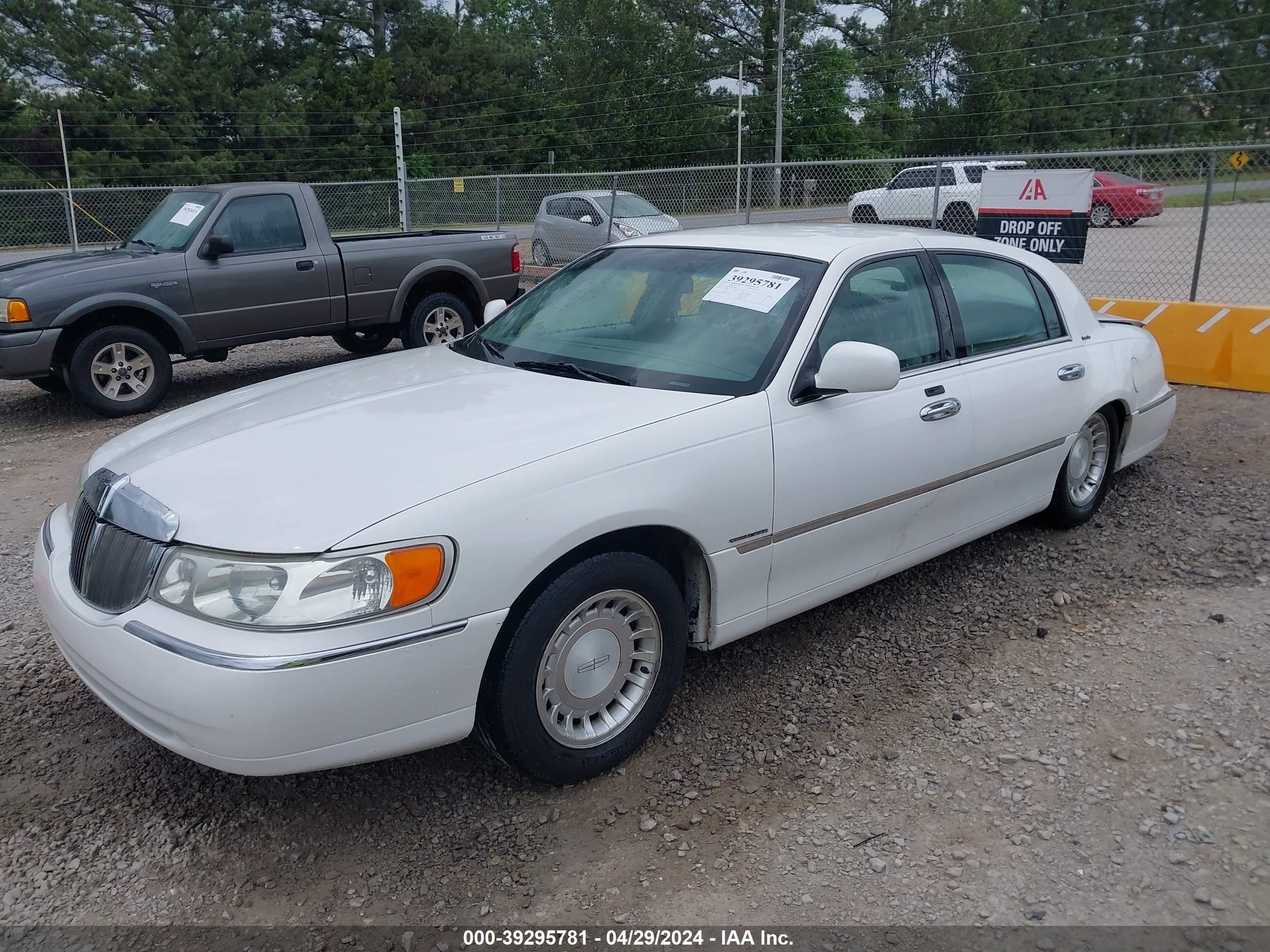 Photo 1 VIN: 1LNHM81W42Y671907 - LINCOLN TOWN CAR 