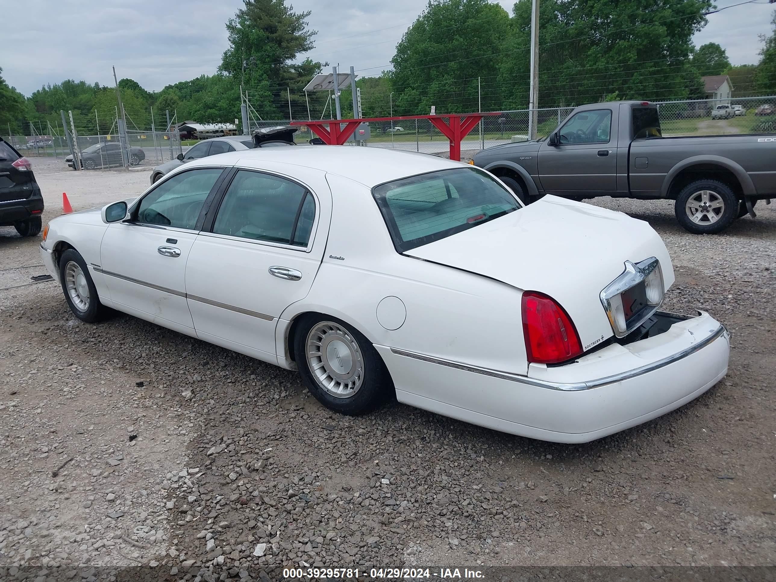 Photo 2 VIN: 1LNHM81W42Y671907 - LINCOLN TOWN CAR 