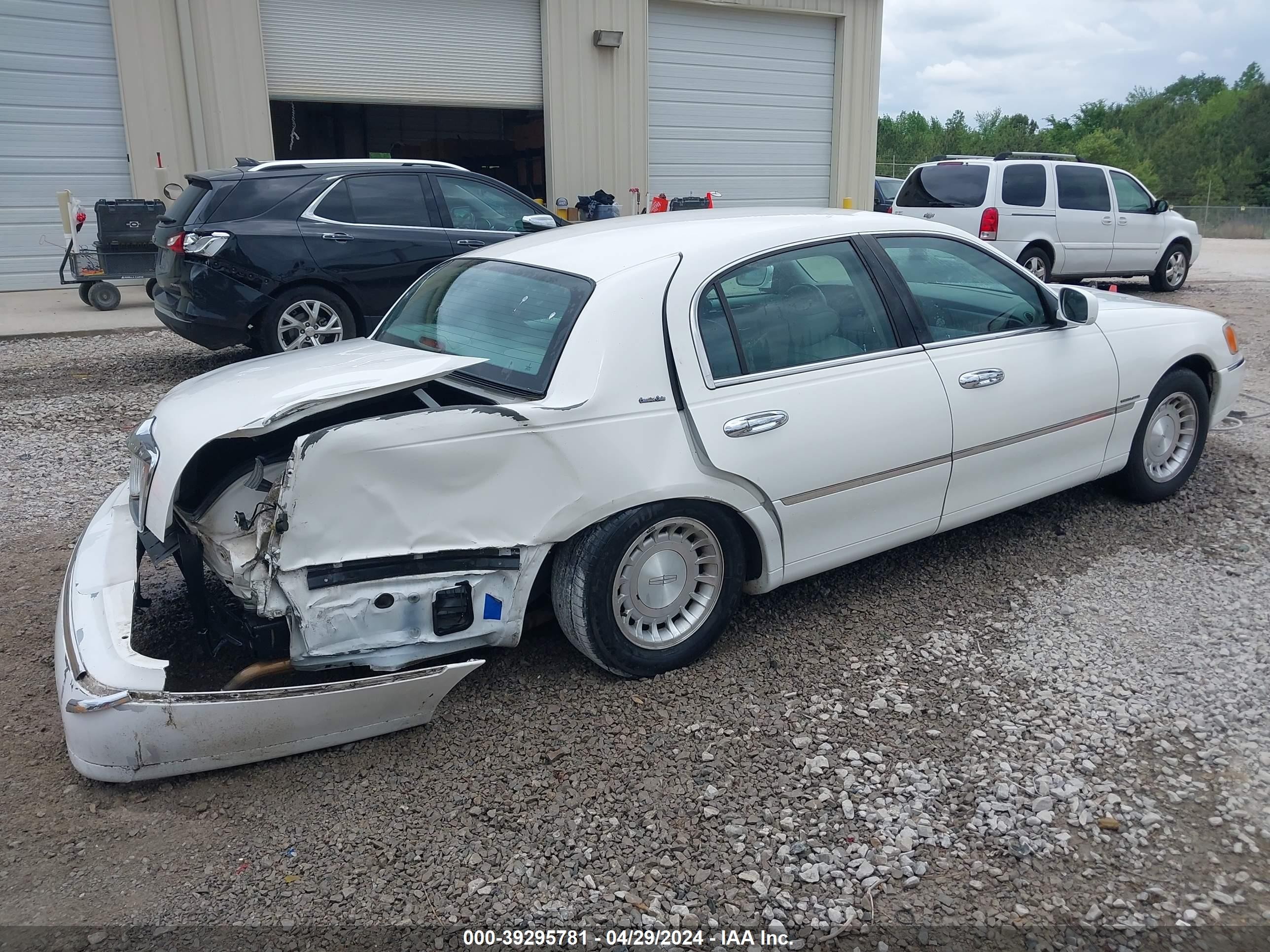 Photo 3 VIN: 1LNHM81W42Y671907 - LINCOLN TOWN CAR 