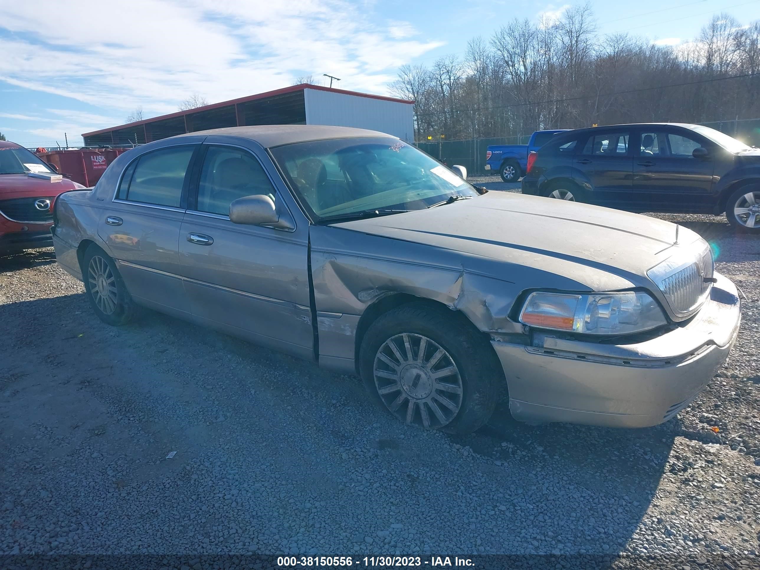 Photo 0 VIN: 1LNHM81W43Y672671 - LINCOLN TOWN CAR 