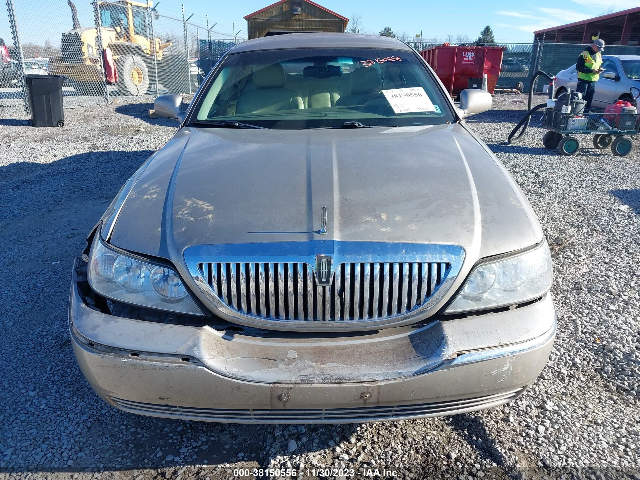 Photo 11 VIN: 1LNHM81W43Y672671 - LINCOLN TOWN CAR 