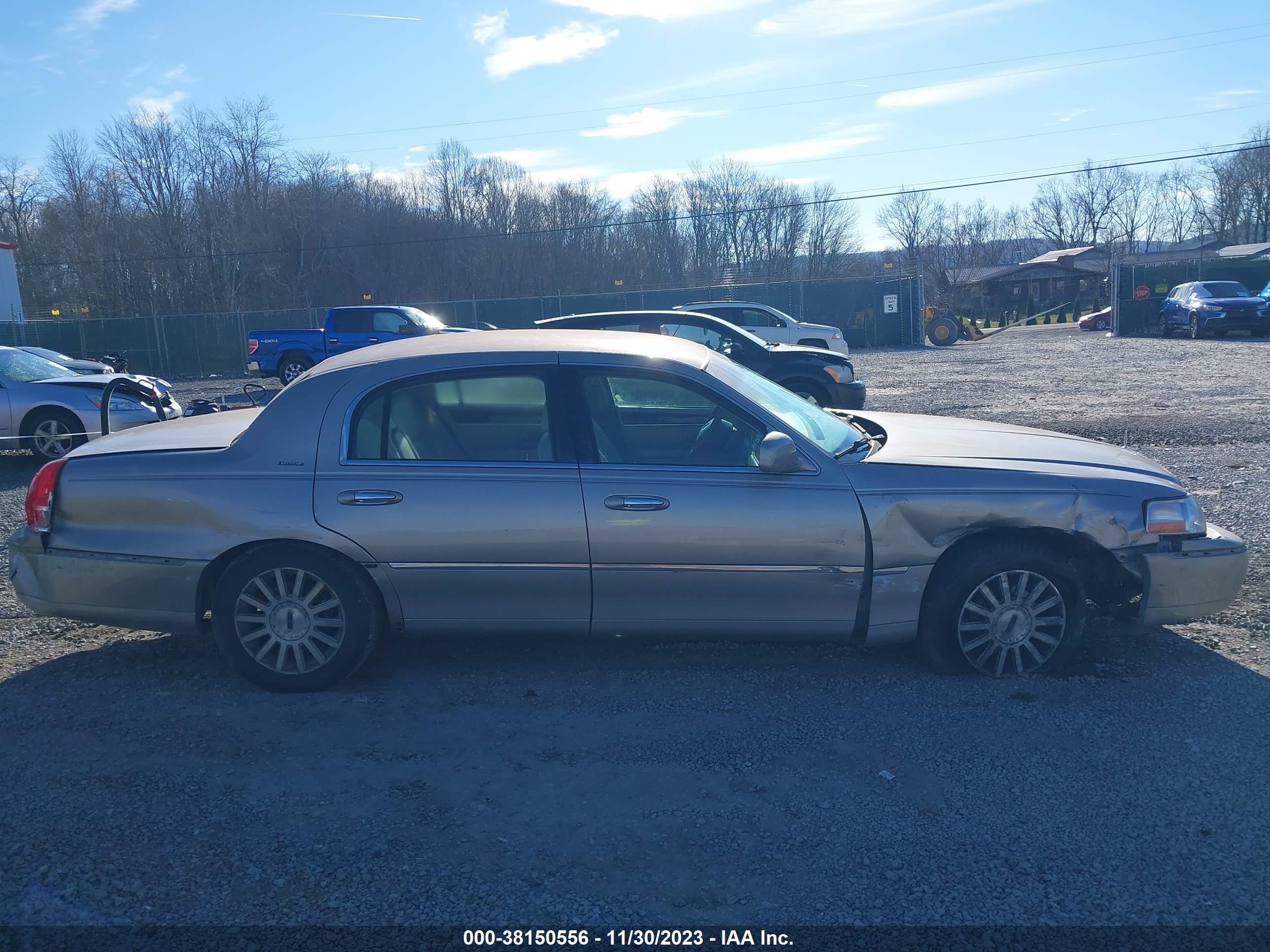 Photo 12 VIN: 1LNHM81W43Y672671 - LINCOLN TOWN CAR 