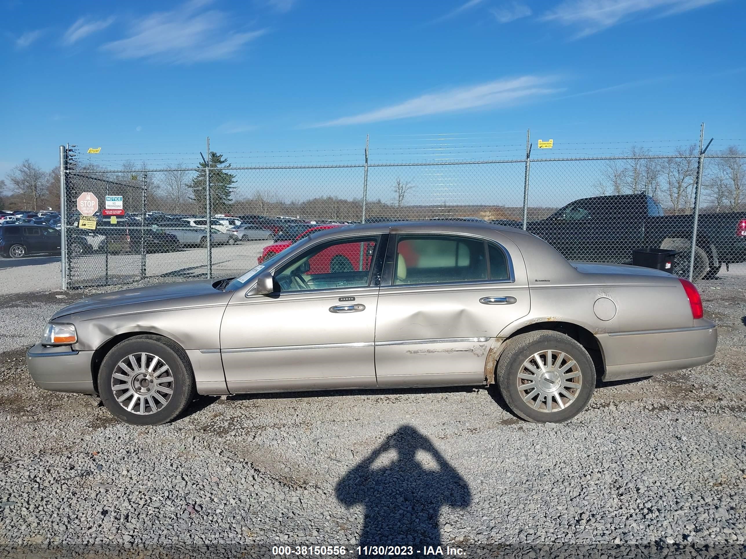 Photo 13 VIN: 1LNHM81W43Y672671 - LINCOLN TOWN CAR 