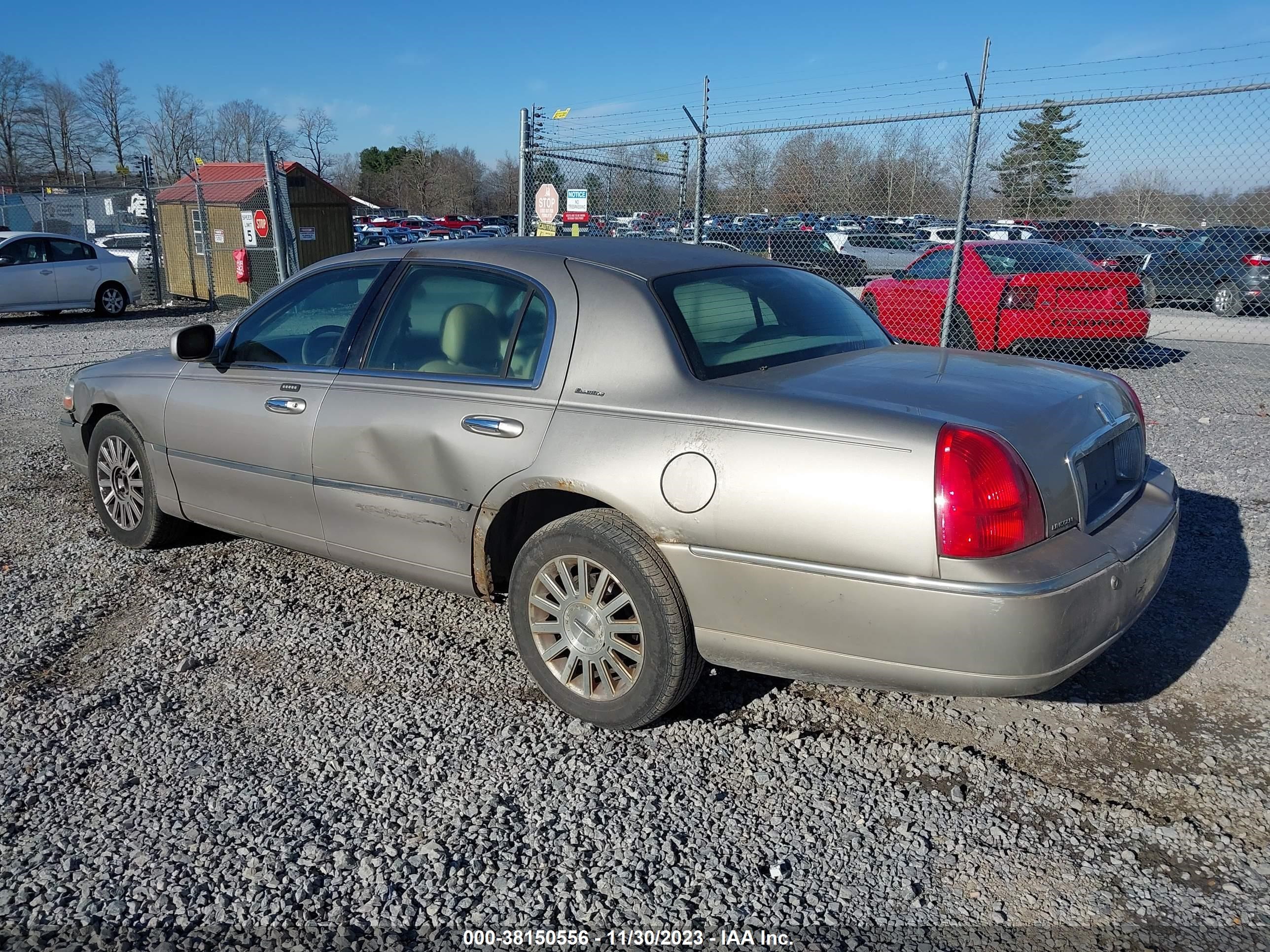 Photo 2 VIN: 1LNHM81W43Y672671 - LINCOLN TOWN CAR 