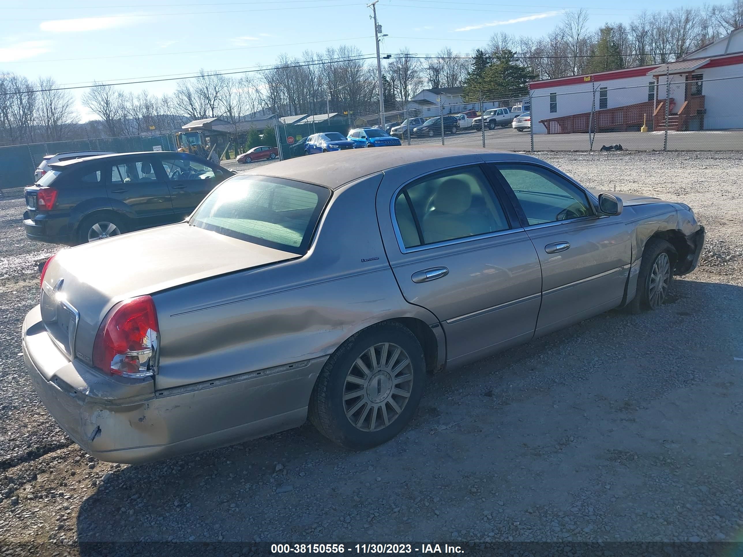 Photo 3 VIN: 1LNHM81W43Y672671 - LINCOLN TOWN CAR 