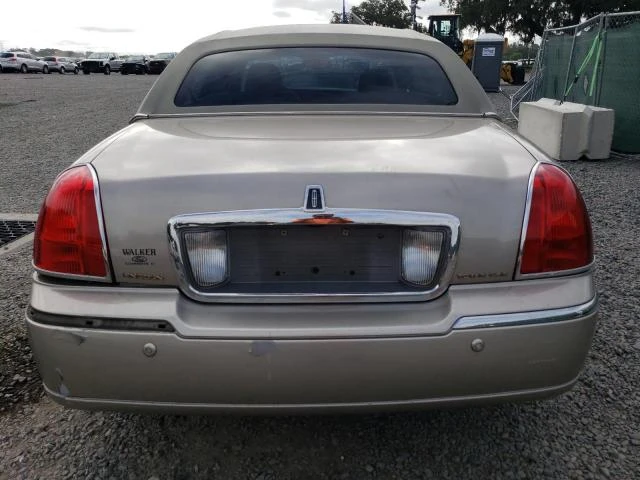 Photo 5 VIN: 1LNHM81W43Y678552 - LINCOLN TOWN CAR E 