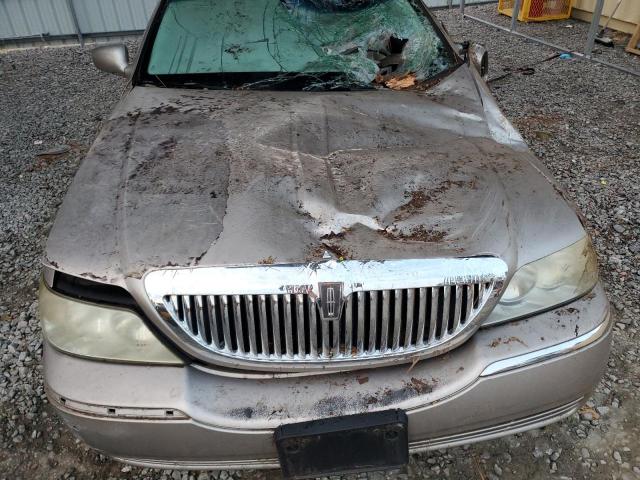 Photo 10 VIN: 1LNHM81W43Y692936 - LINCOLN TOWN CAR E 