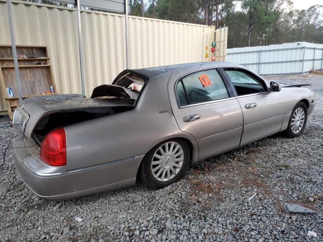 Photo 2 VIN: 1LNHM81W43Y692936 - LINCOLN TOWN CAR E 