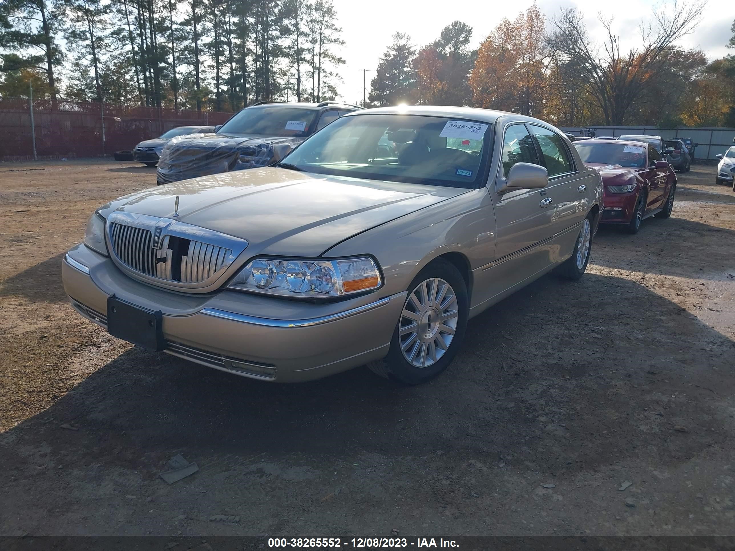 Photo 1 VIN: 1LNHM81W44Y607465 - LINCOLN TOWN CAR 