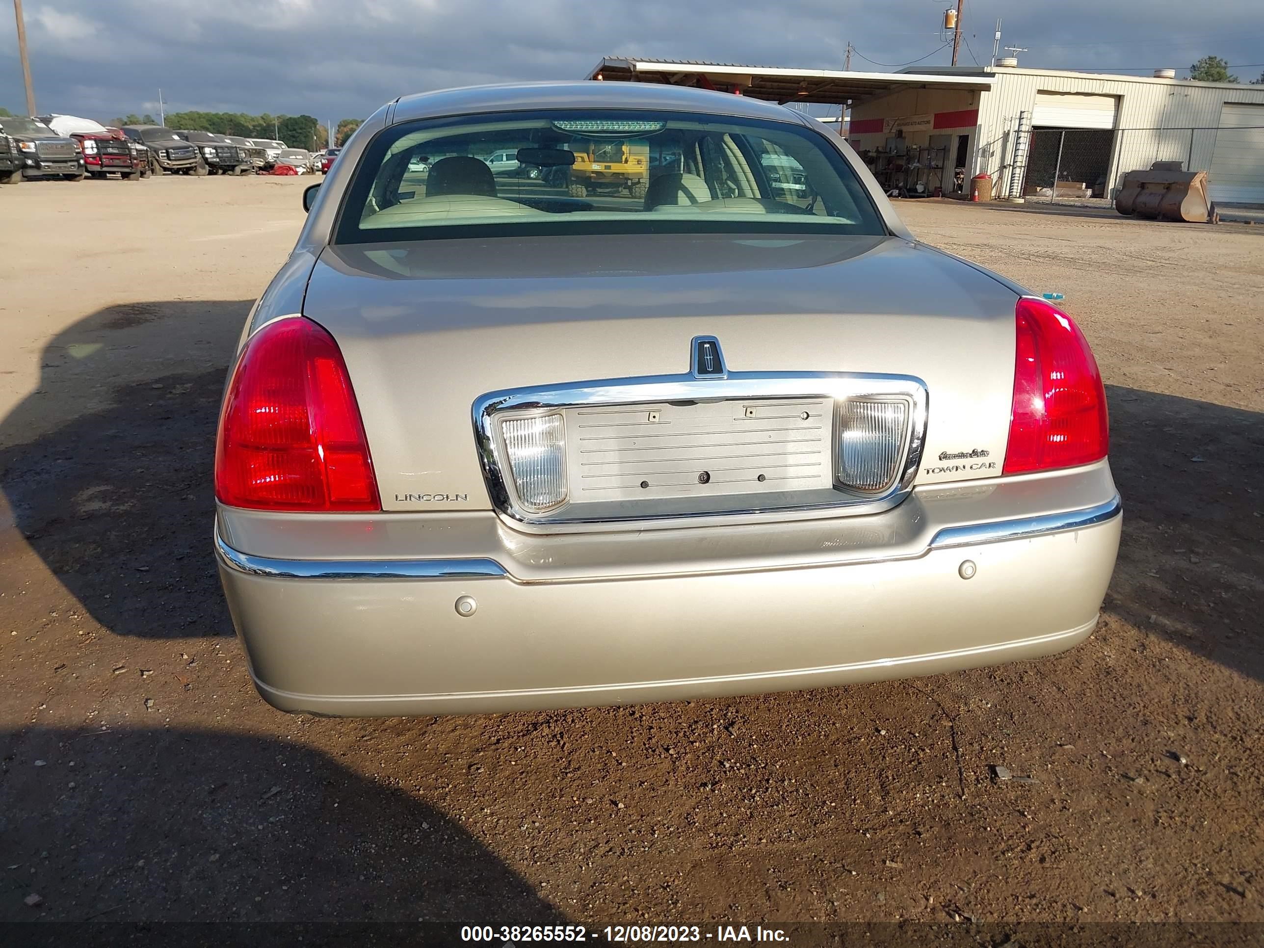 Photo 15 VIN: 1LNHM81W44Y607465 - LINCOLN TOWN CAR 