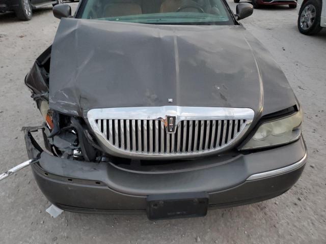 Photo 10 VIN: 1LNHM81W44Y615629 - LINCOLN TOWN CAR E 