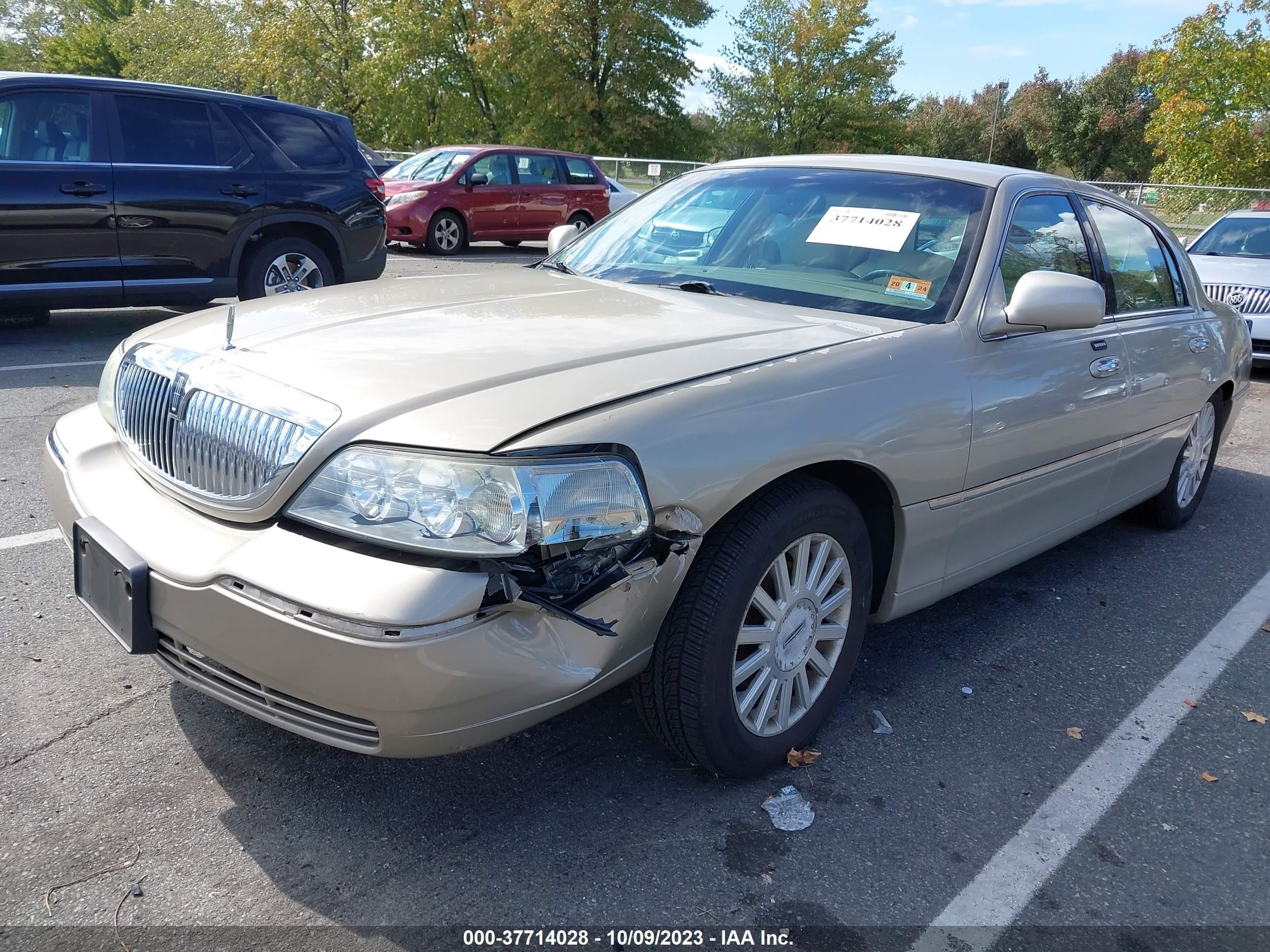 Photo 1 VIN: 1LNHM81W44Y660375 - LINCOLN TOWN CAR 