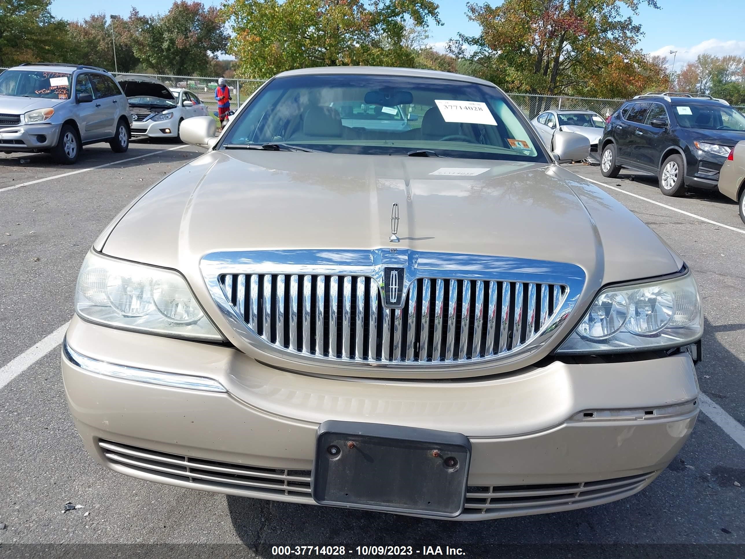 Photo 11 VIN: 1LNHM81W44Y660375 - LINCOLN TOWN CAR 